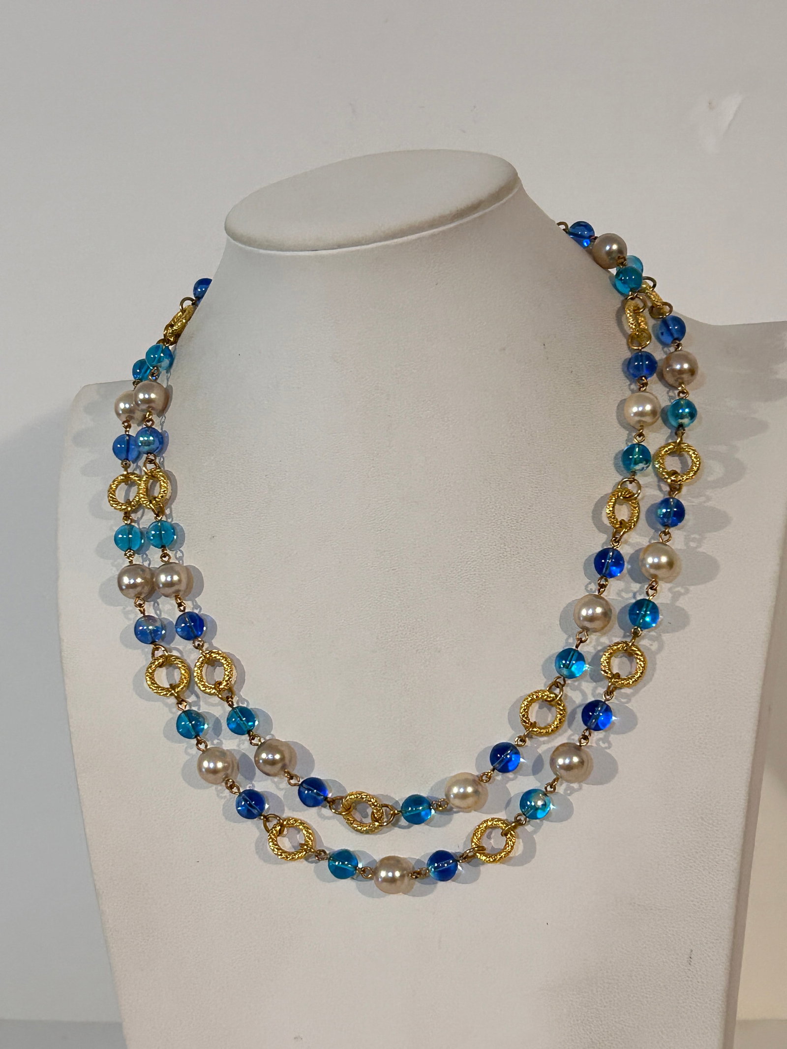 Vintage well made blue bead faux pearl goldtone Necklace sz 38": Vintage well made blue bead faux pearl goldtone Necklace sz 38" Please view all photos as they are part of the description and condition of this Item, Feel free to contact me with questions or picture