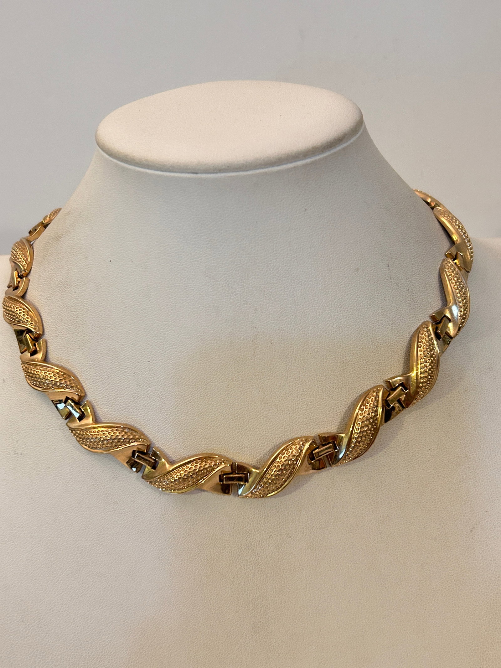 Vintage Goldtone Necklace Sz 13": Vintage Goldtone Necklace Sz 13" Please view all photos as they are part of the description and condition of this Item, Feel free to contact me with questions or picture requests! Used Item AS IS