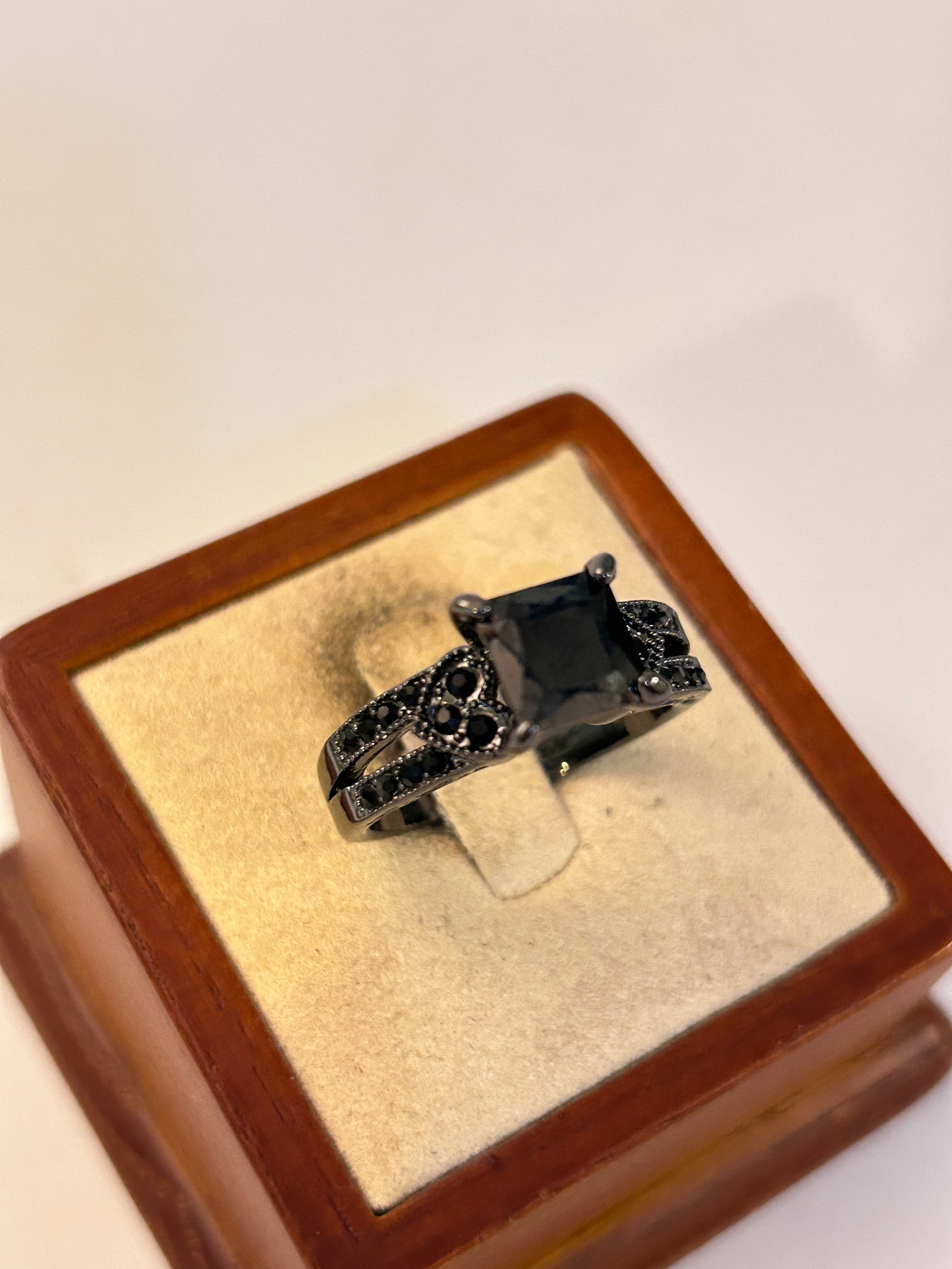 Vintage Black rhinestone Costume Ring Sz 10: Vintage Black rhinestone Costume Ring Sz 10 Please view all photos as they are part of the description and condition of this Item, Feel free to contact me with questions or picture requests! Used Item