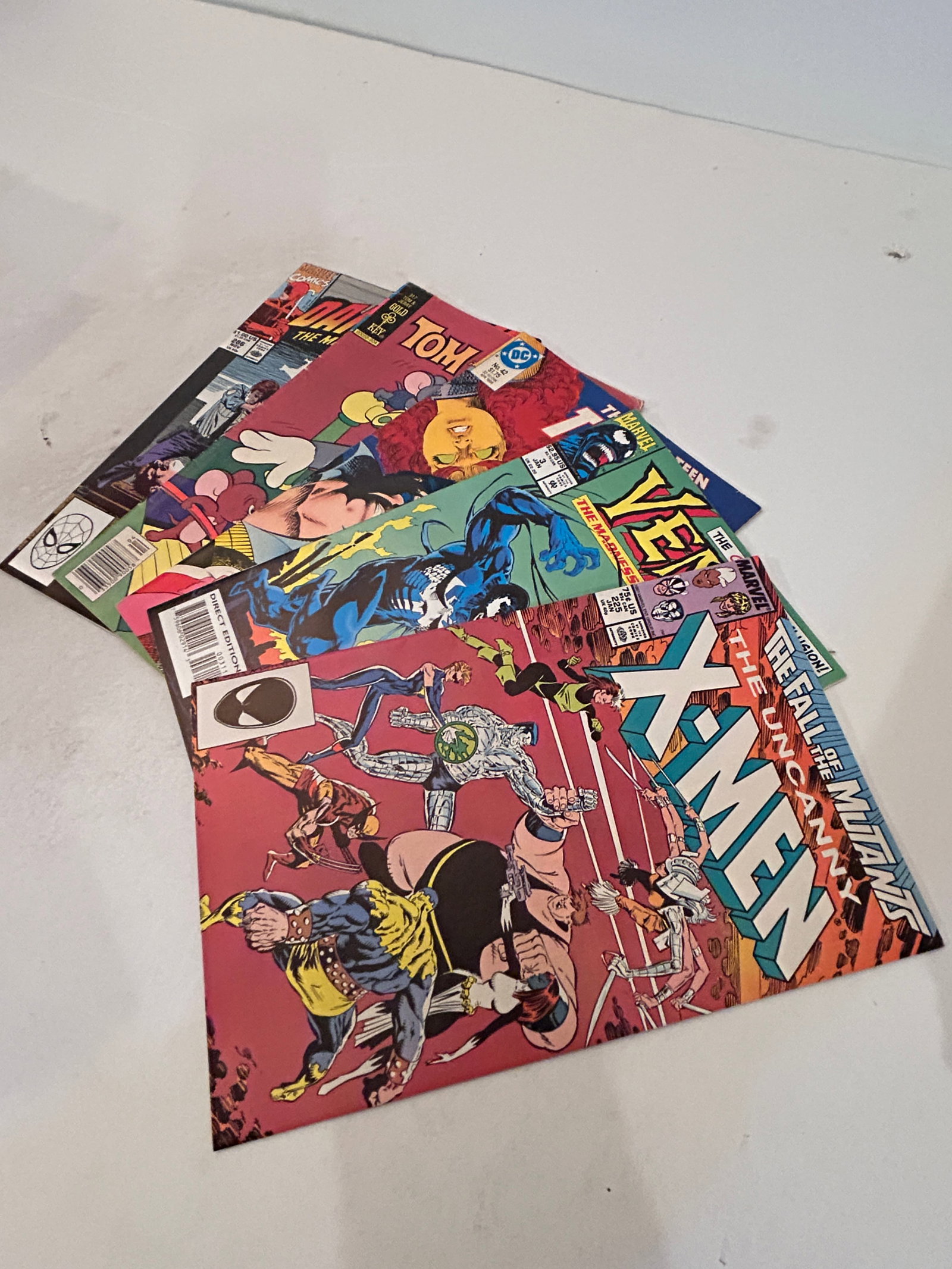 Vintage lot of 5 Comics: Vintage lot of 5 Comics Please view all photos as they are part of the description and condition of this Item, Feel free to contact me with questions or picture requests! Used Item AS IS