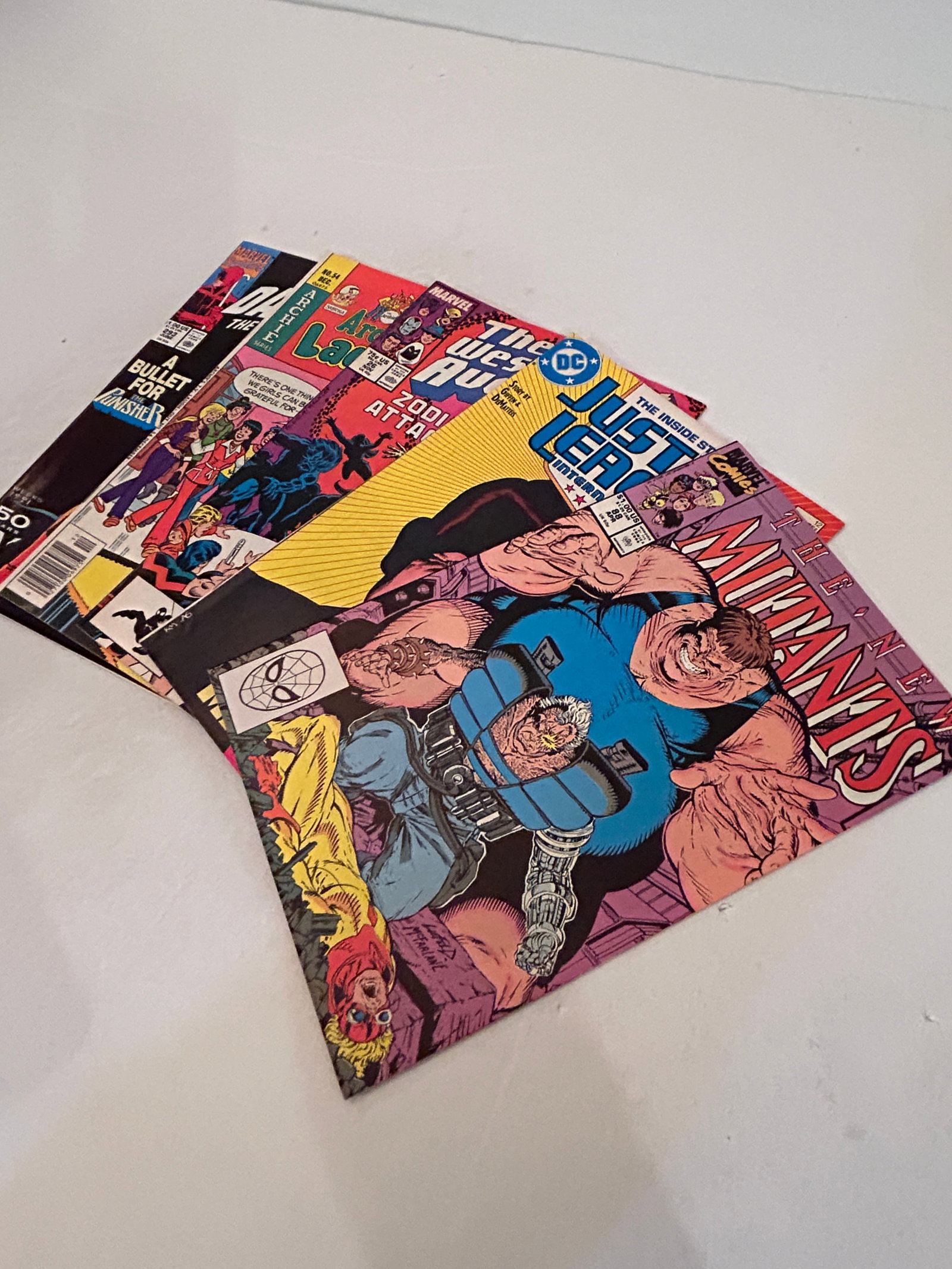 Vintage lot of 5 Comics: Vintage lot of 5 Comics Please view all photos as they are part of the description and condition of this Item, Feel free to contact me with questions or picture requests! Used Item AS IS