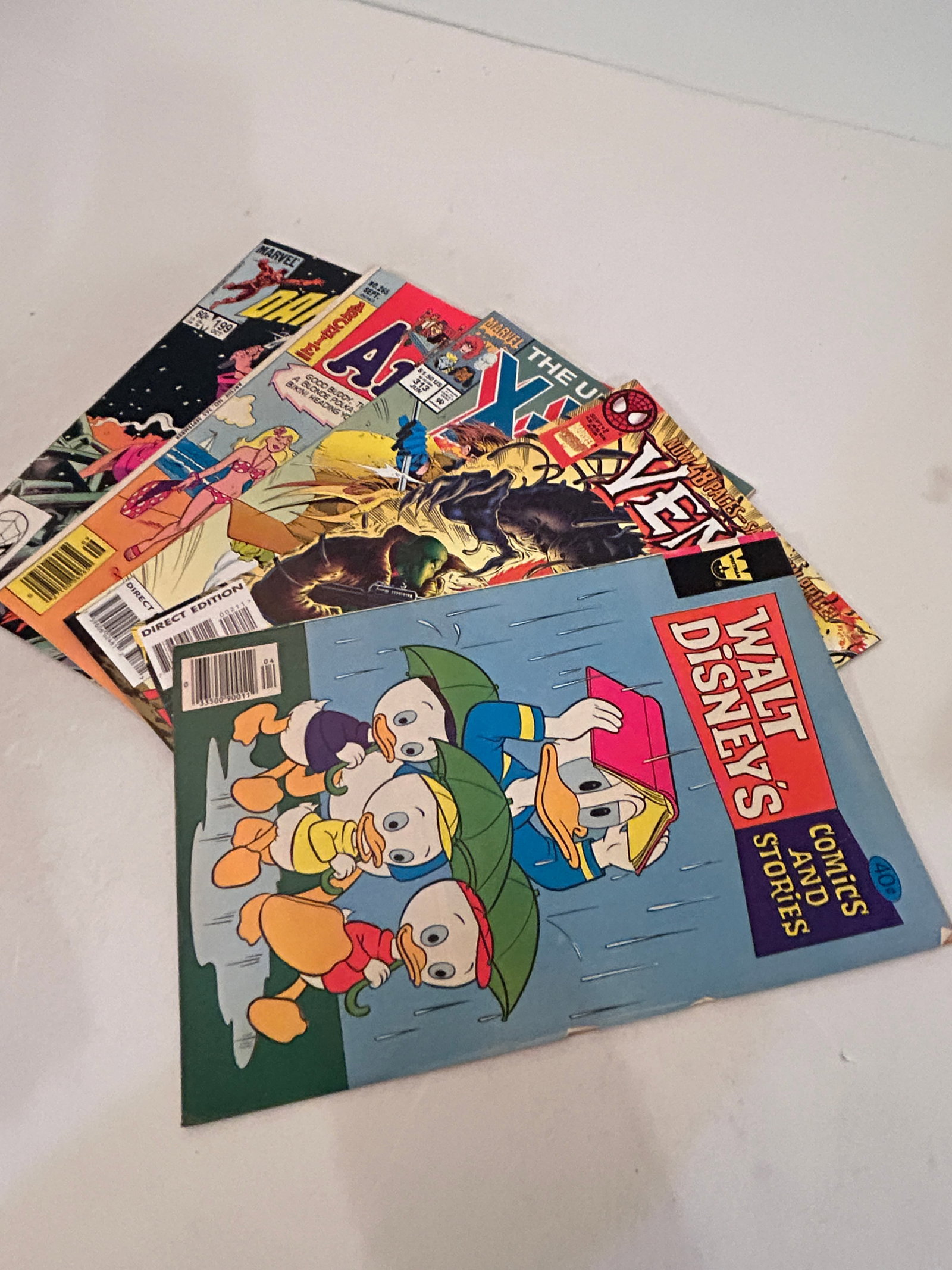 Vintage lot of 5 Comics: Vintage lot of 5 Comics Please view all photos as they are part of the description and condition of this Item, Feel free to contact me with questions or picture requests! Used Item AS IS