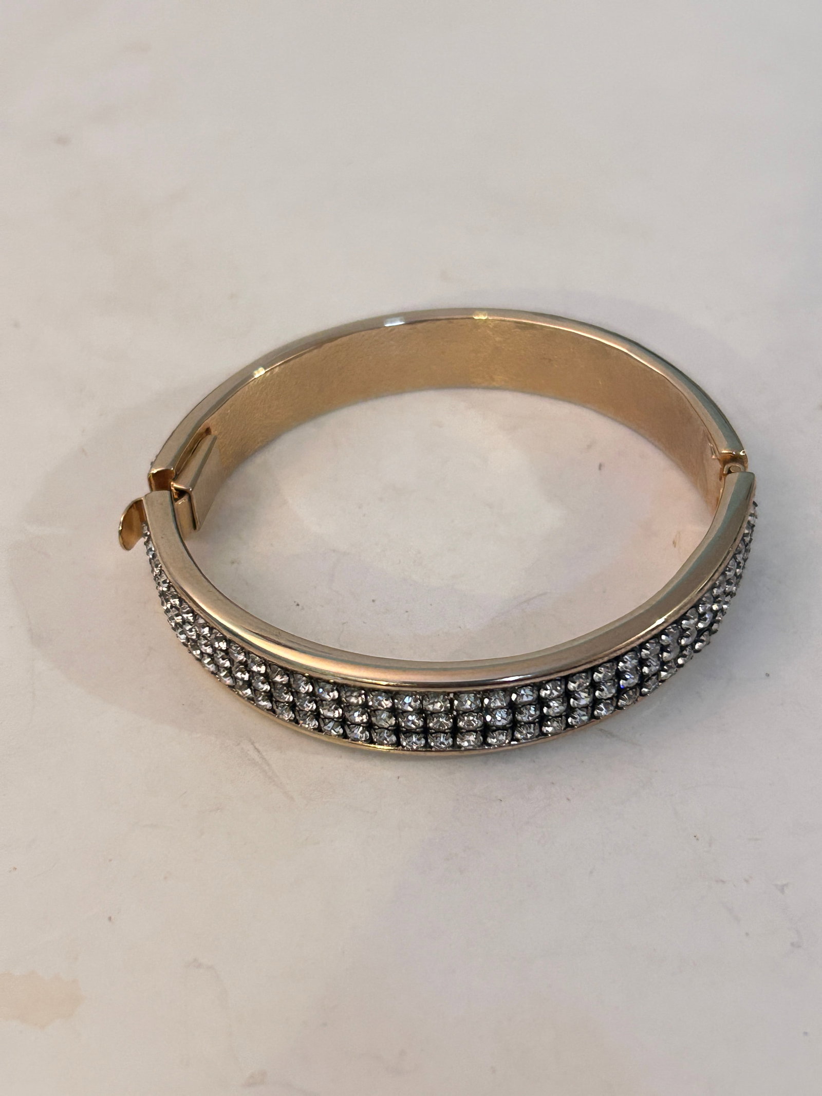 Vintage Gold Tone rhinestone hinged Bracelet: Vintage Gold Tone rhinestone hinged Bracelet Please view all photos as they are part of the description and condition of this Item, Feel free to contact me with questions or picture requests! Used Ite