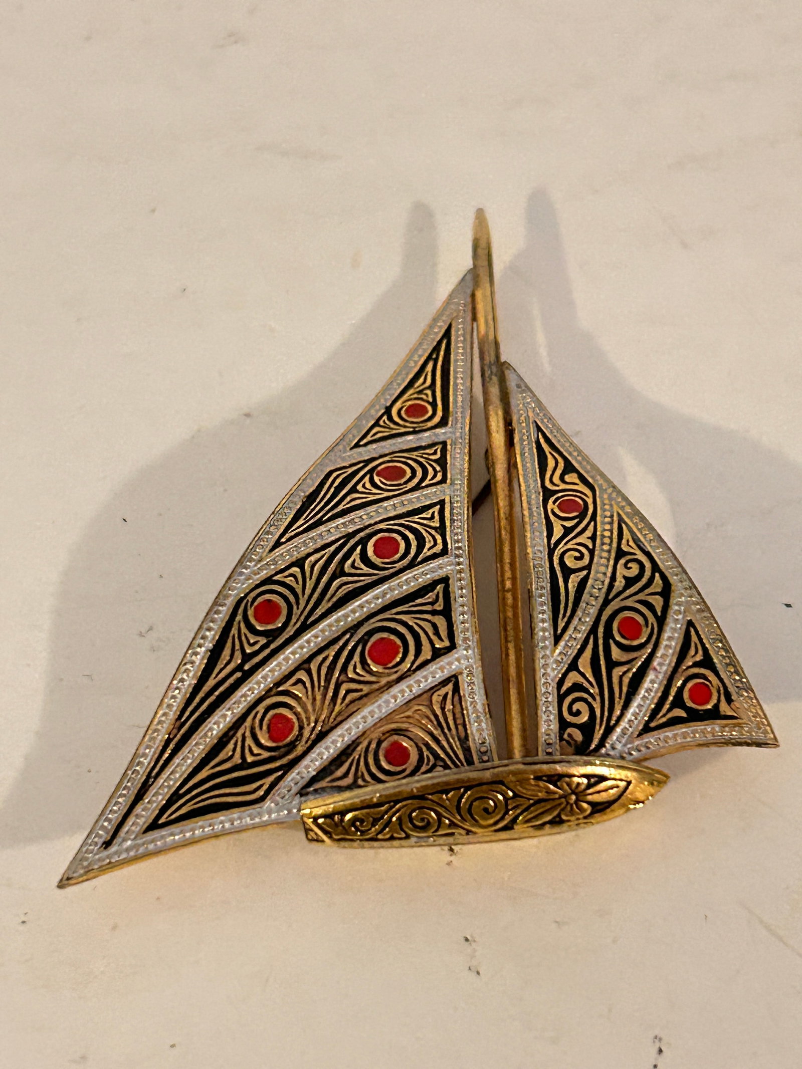 Vintage Brooch: Vintage Brooch Please view all photos as they are part of the description and condition of this Item, Feel free to contact me with questions or picture requests! Used Item AS IS