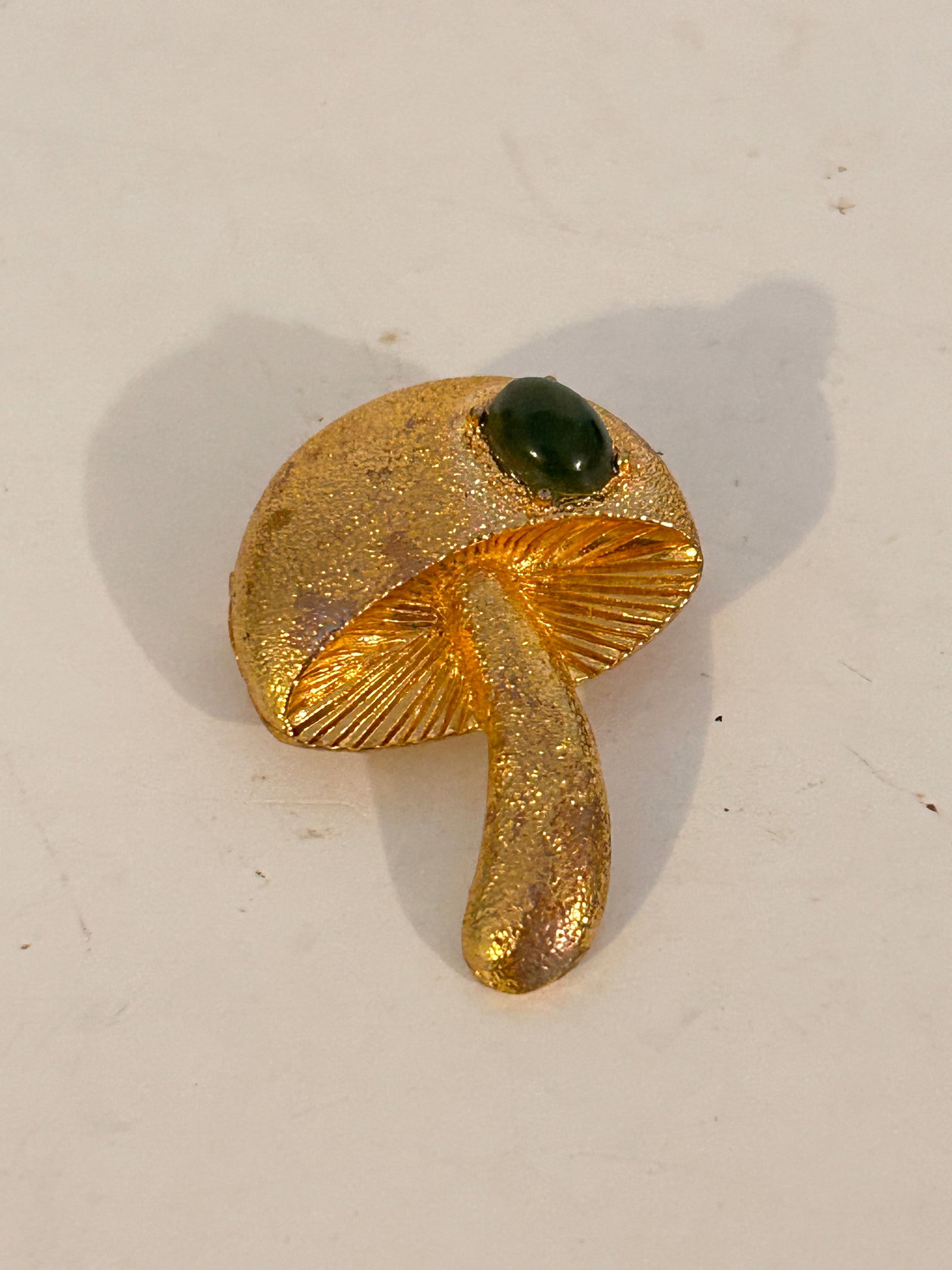 Vintage Brooch: Vintage Brooch Please view all photos as they are part of the description and condition of this Item, Feel free to contact me with questions or picture requests! Used Item AS IS