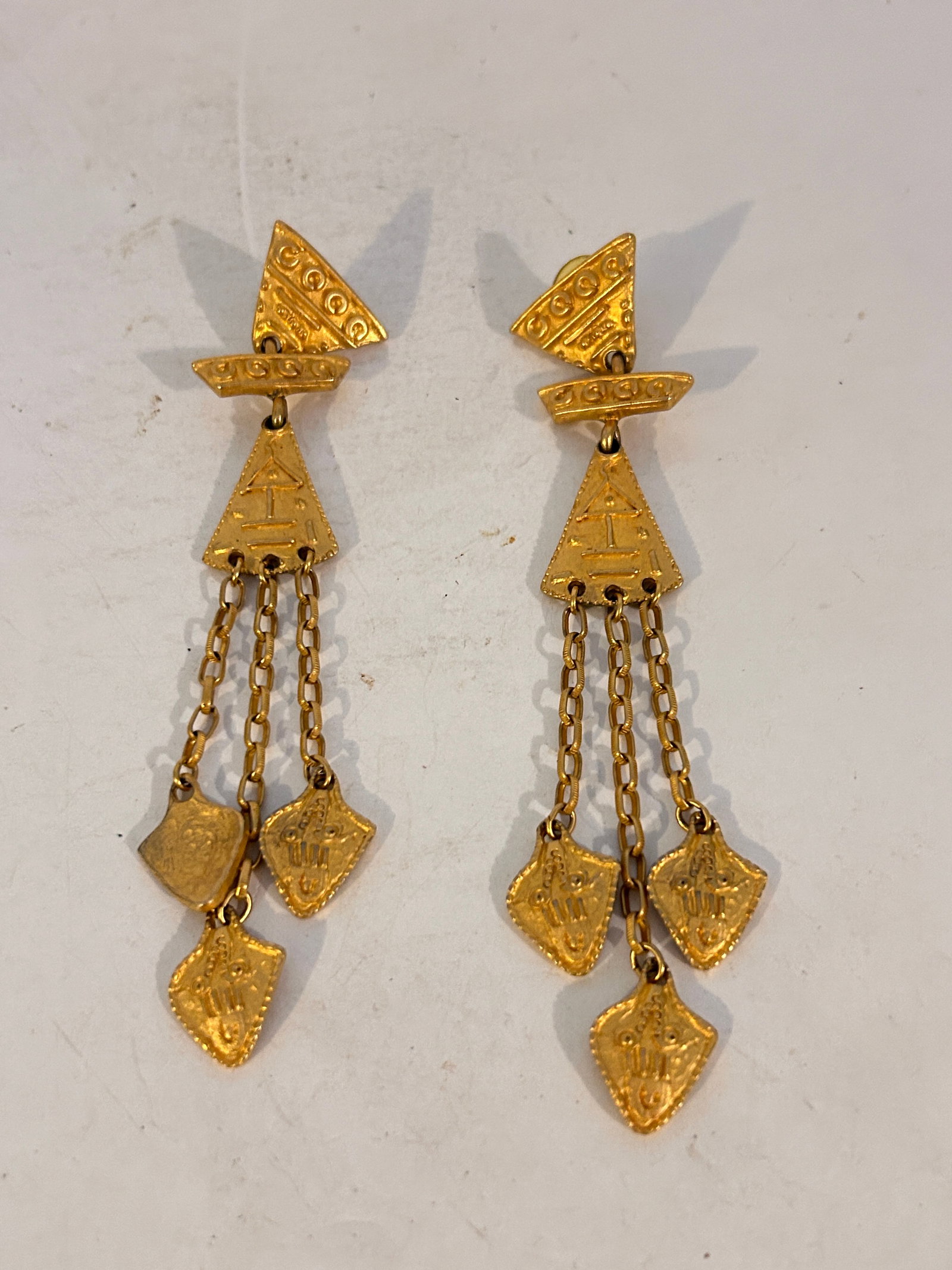Vintage Gold Tone dangle Earrings: Vintage Gold Tone dangle Earrings Please view all photos as they are part of the description and condition of this Item, Feel free to contact me with questions or picture requests! Used Item AS IS