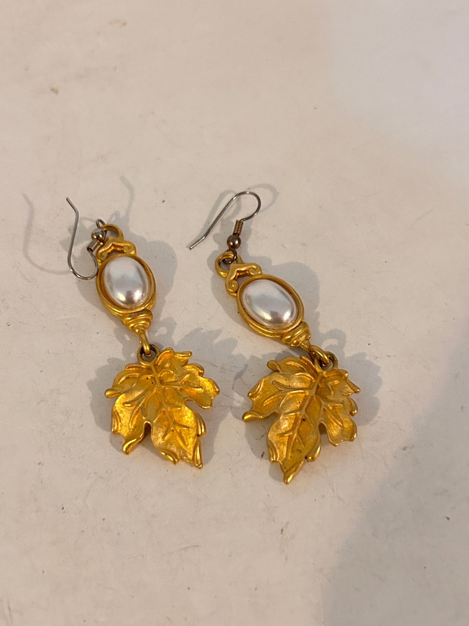 Vintage Gold Tone leaf pearl Earrings: Vintage Gold Tone leaf pearl Earrings Please view all photos as they are part of the description and condition of this Item, Feel free to contact me with questions or picture requests! Used Item AS IS