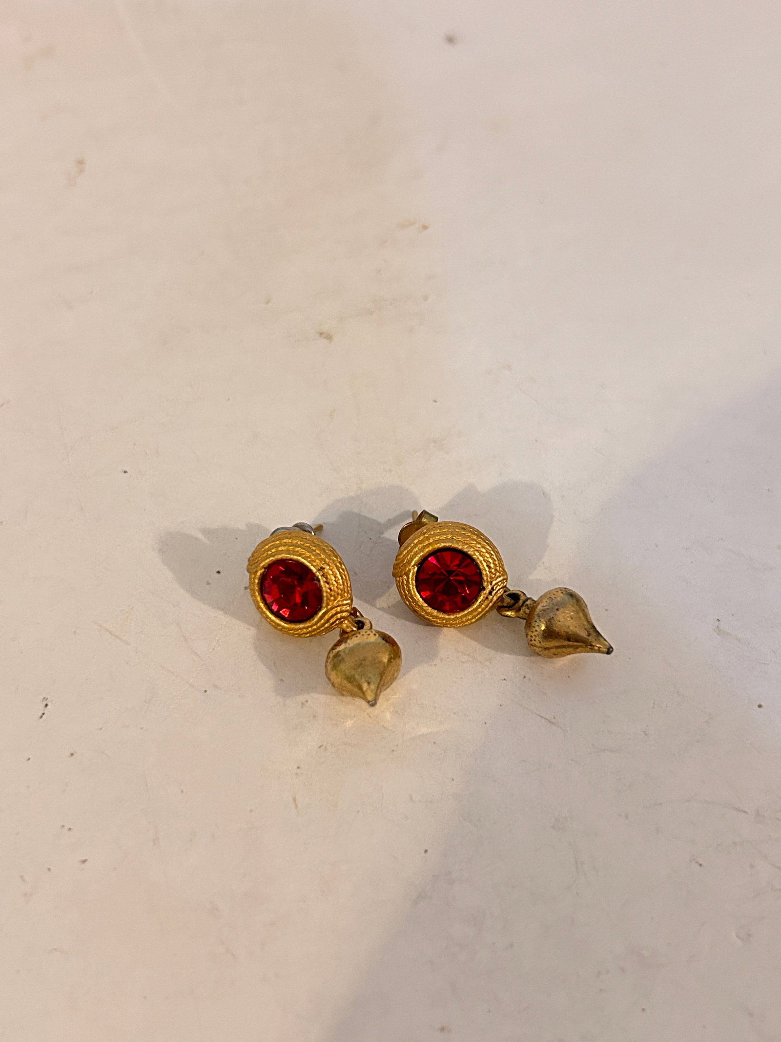 Vintage Gold Tone Earrings: Vintage Gold Tone Earrings Please view all photos as they are part of the description and condition of this Item, Feel free to contact me with questions or picture requests! Used Item AS IS