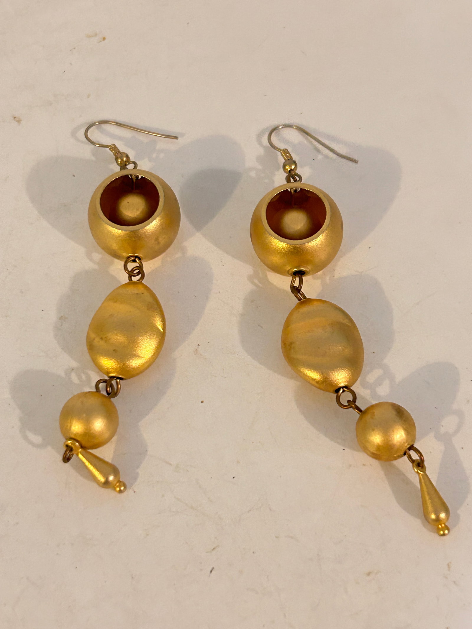Vintage Gold Tone Earrings: Vintage Gold Tone Earrings Please view all photos as they are part of the description and condition of this Item, Feel free to contact me with questions or picture requests! Used Item AS IS