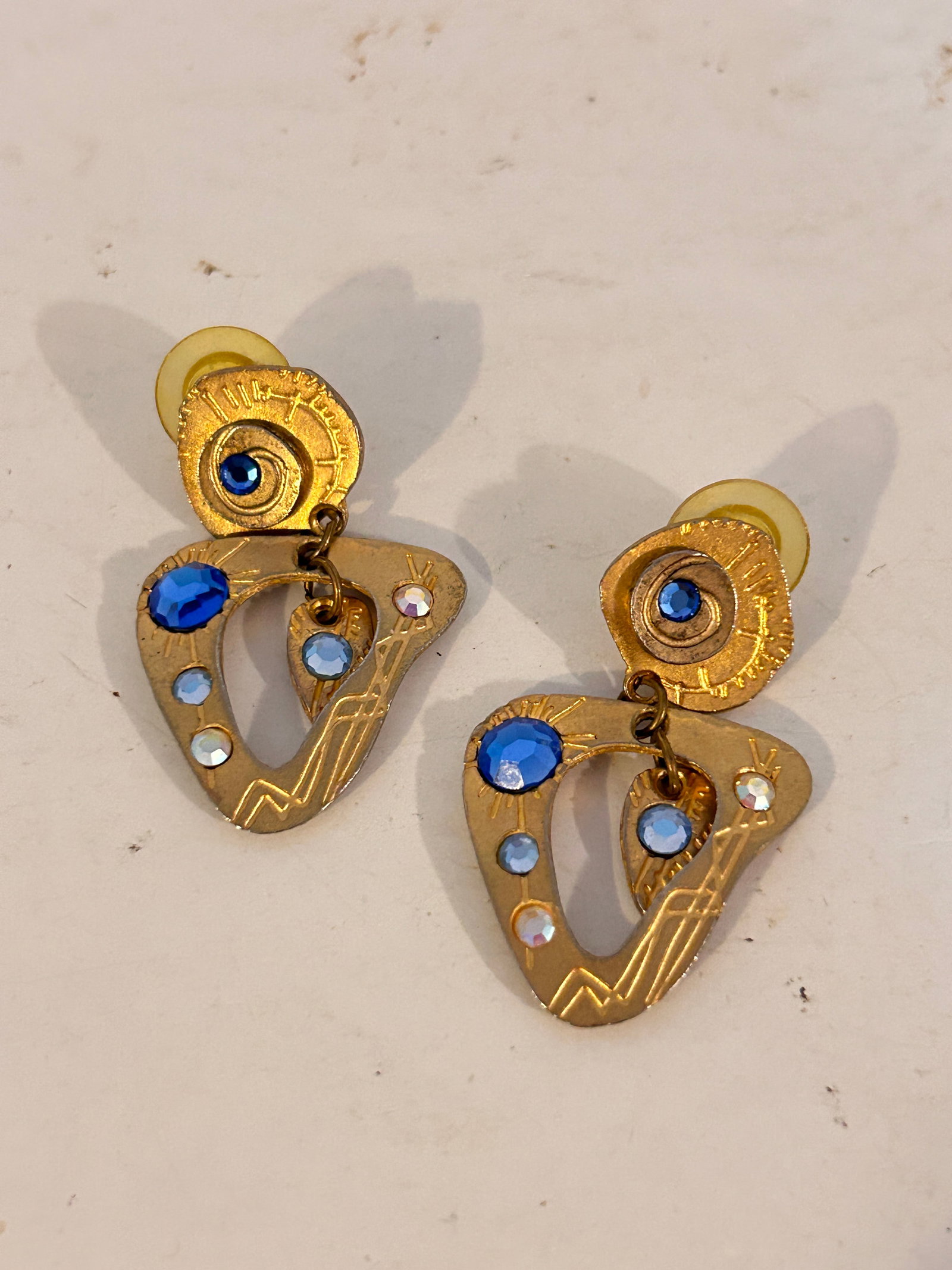 Vintage Gold Tone Earrings: Vintage Gold Tone Earrings Please view all photos as they are part of the description and condition of this Item, Feel free to contact me with questions or picture requests! Used Item AS IS