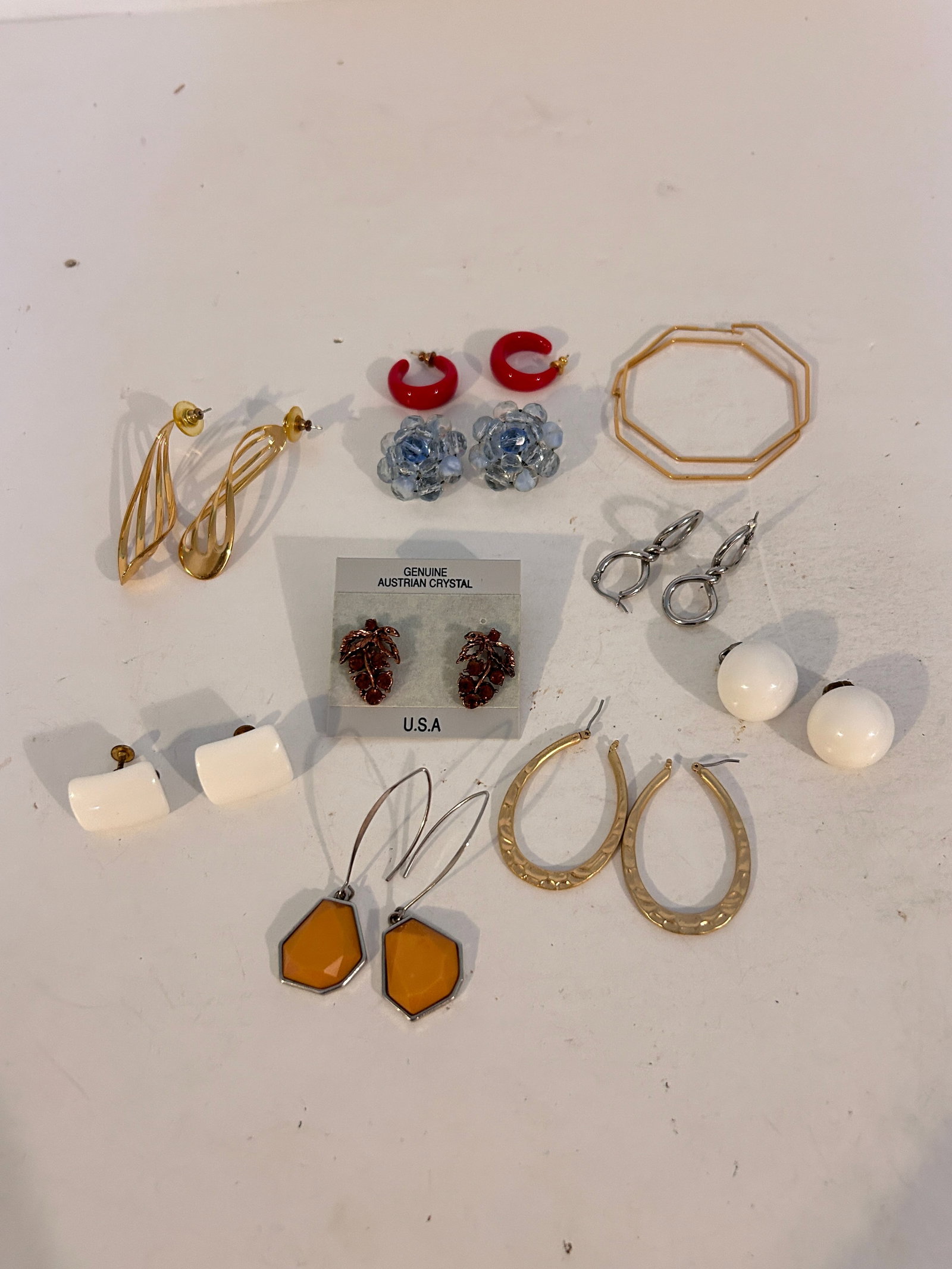 Vintage Lot of 10 Earrings: Vintage Lot of 10 Earrings Please view all photos as they are part of the description and condition of this Item, Feel free to contact me with questions or picture requests! Used Item AS IS