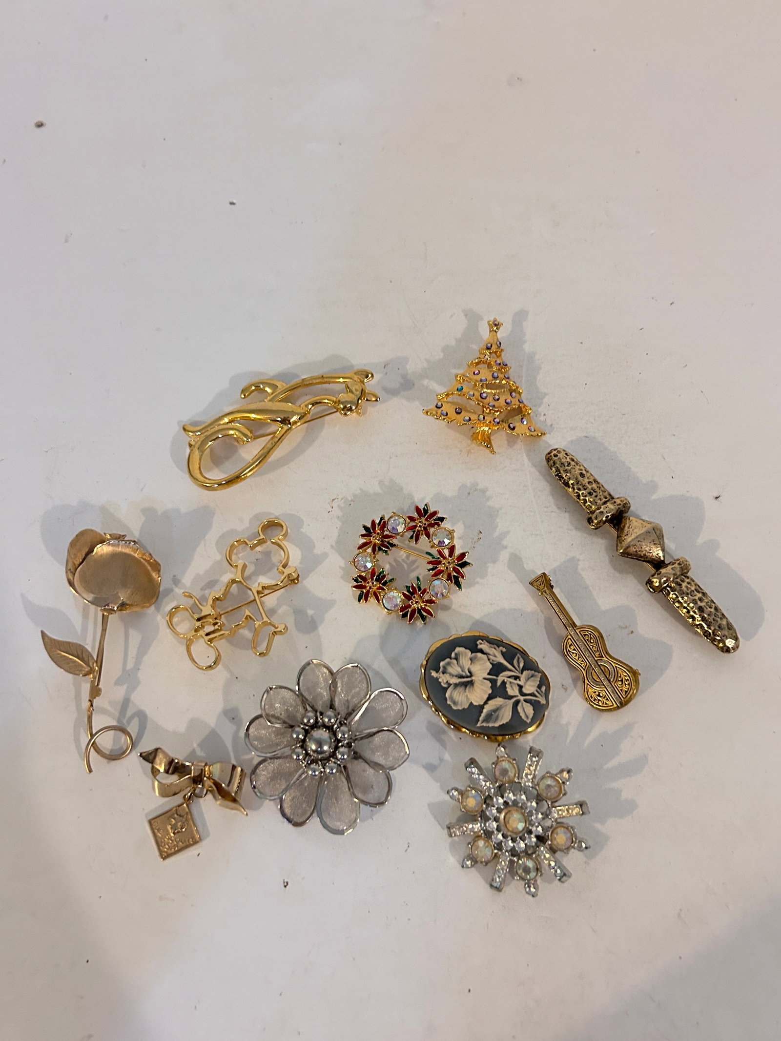 Vintage Lot of 10 Earrings: Vintage Lot of 10 Earrings Please view all photos as they are part of the description and condition of this Item, Feel free to contact me with questions or picture requests! Used Item AS IS