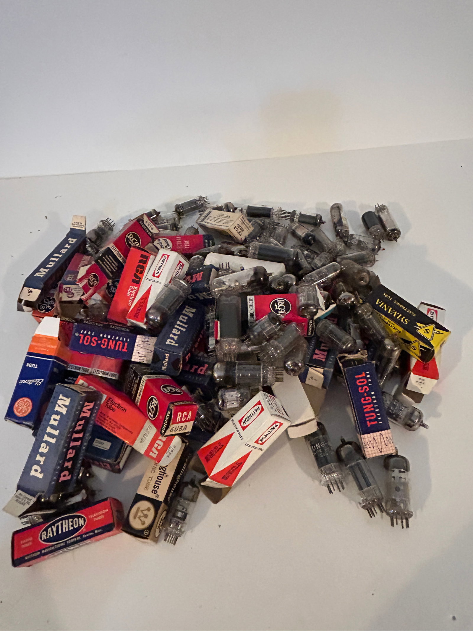 Vintage lot of Vacuum Tubes: Vintage lot of Vacuum Tubes Please view all photos as they are part of the description and condition of this Item, Feel free to contact me with questions or picture requests! Used Item AS IS