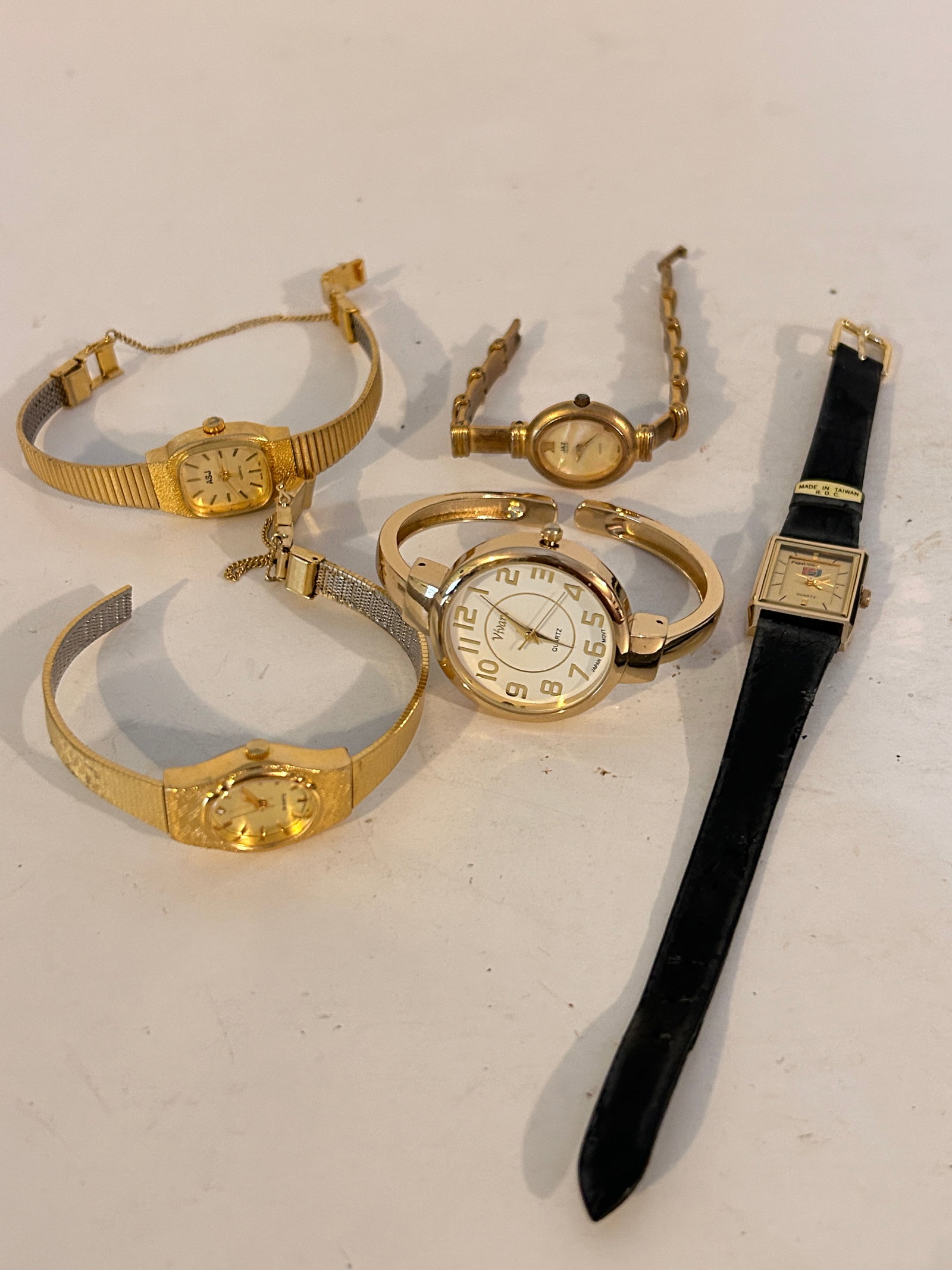 Vintage lot of 5 Watches untested (1 of 4)