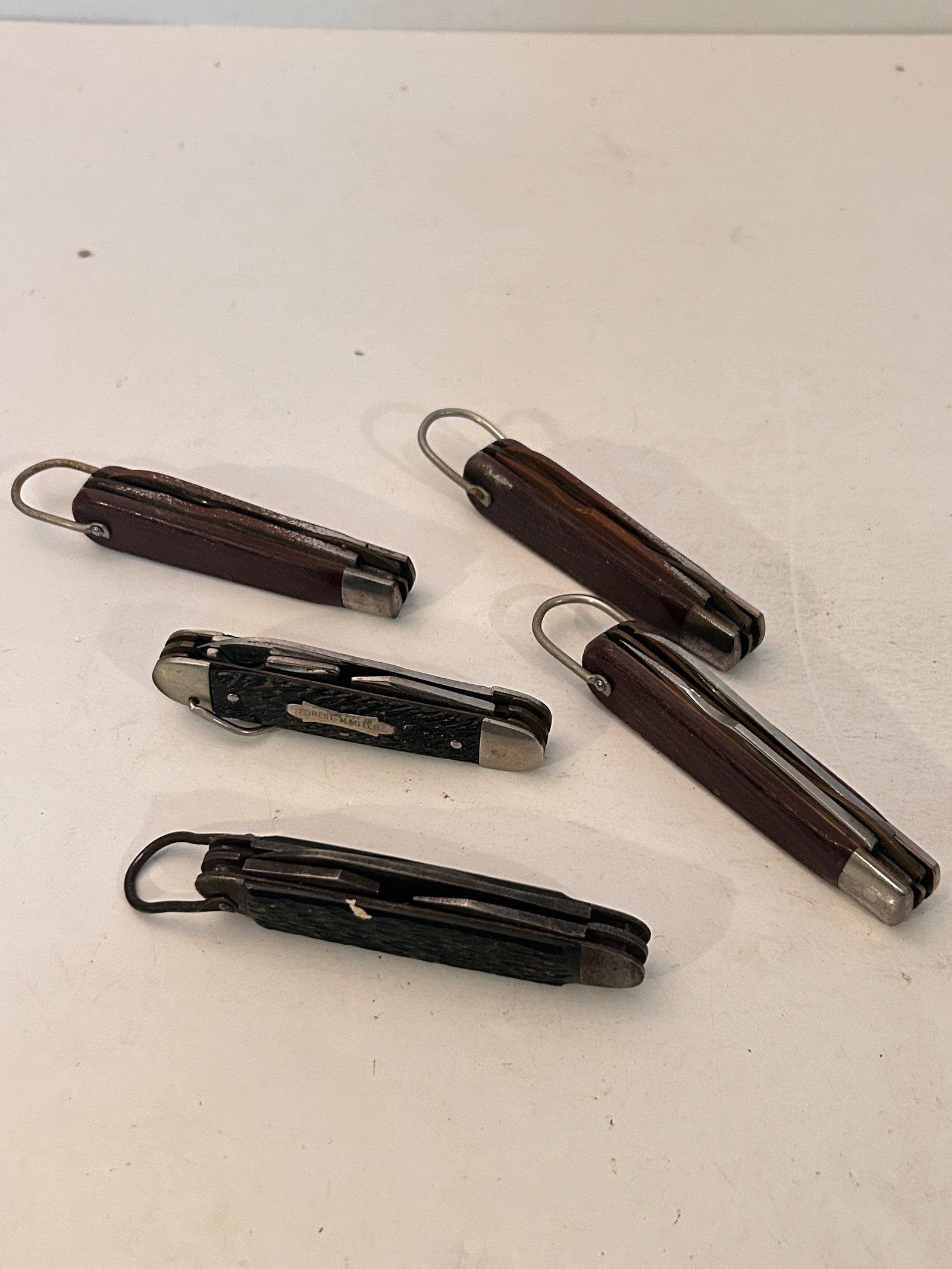 Vintage lot of 5 pocket knifes: Vintage lot of 5 pocket knifes Please view all photos as they are part of the description and condition of this Item, Feel free to contact me with questions or picture requests! Used Item AS IS