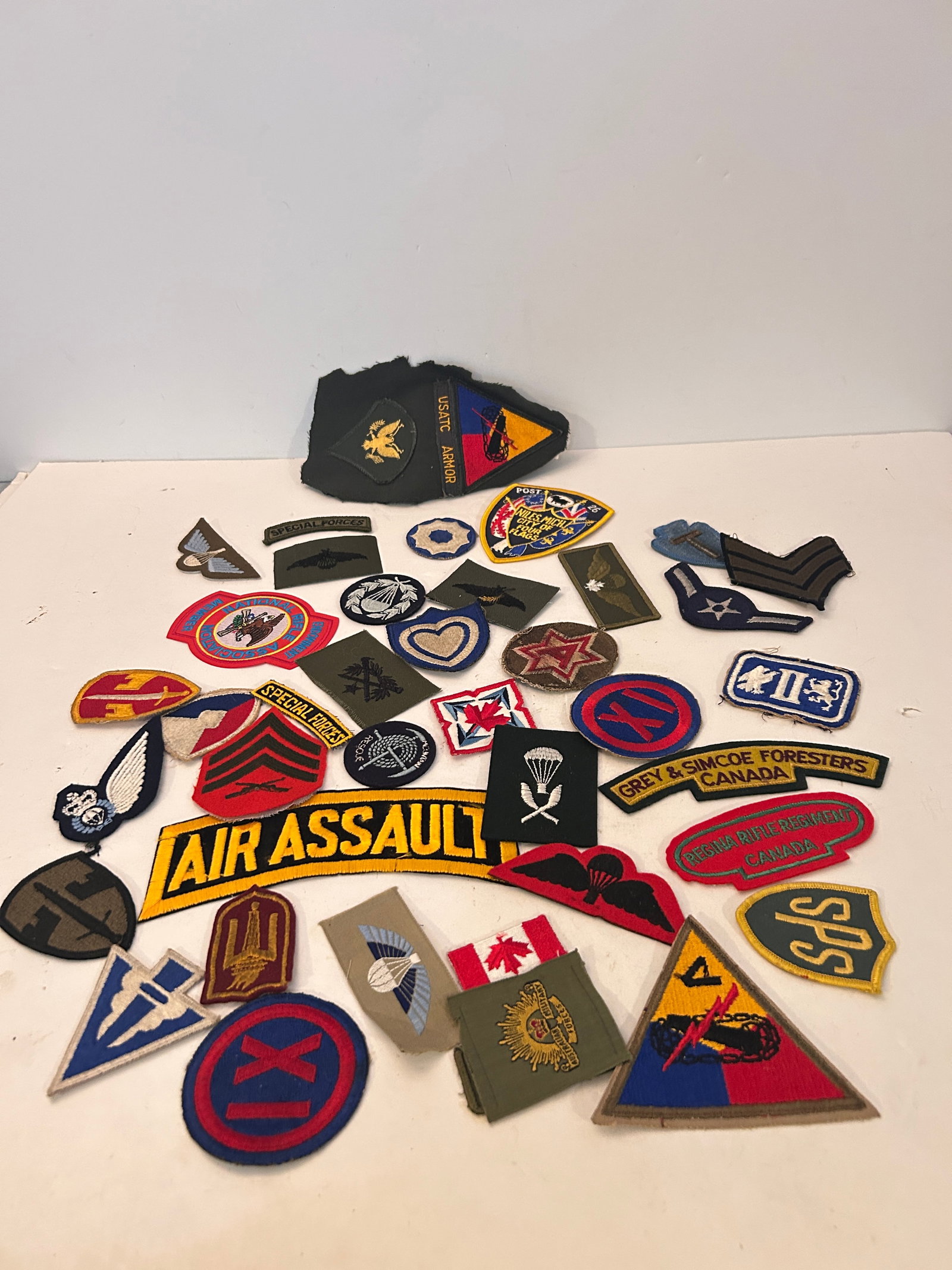 Vintage Lot of Military Patches: Vintage Lot of Military Patches Please view all photos as they are part of the description and condition of this Item, Feel free to contact me with questions or picture requests! Used Item AS IS