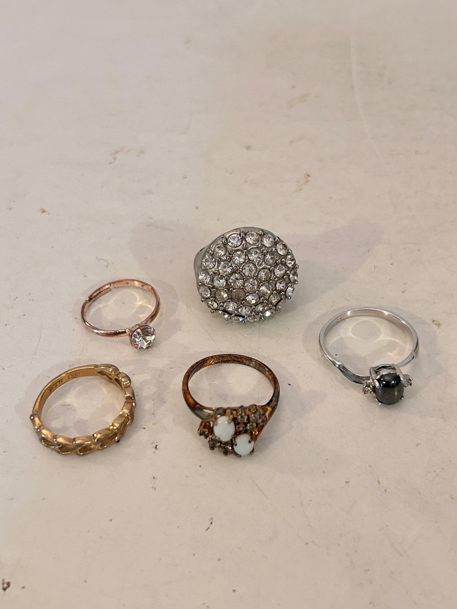 Vintage Lot of 5 Costume Rings: Vintage Lot of 5 Costume Rings Please view all photos as they are part of the description and condition of this Item, Feel free to contact me with questions or picture requests! Used Item AS IS