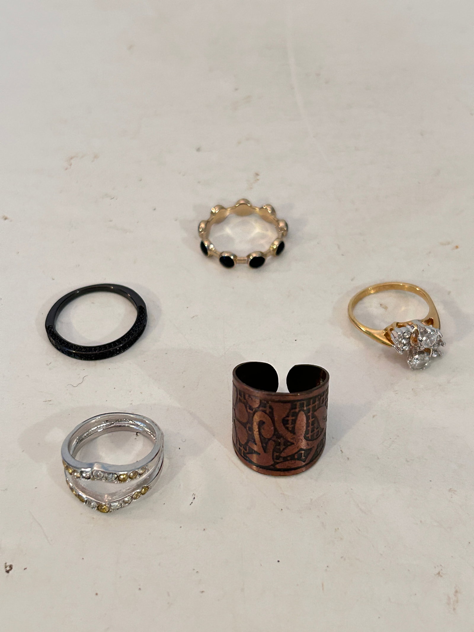 Vintage Lot of 5 Costume Rings: Vintage Lot of 5 Costume Rings Please view all photos as they are part of the description and condition of this Item, Feel free to contact me with questions or picture requests! Used Item AS IS