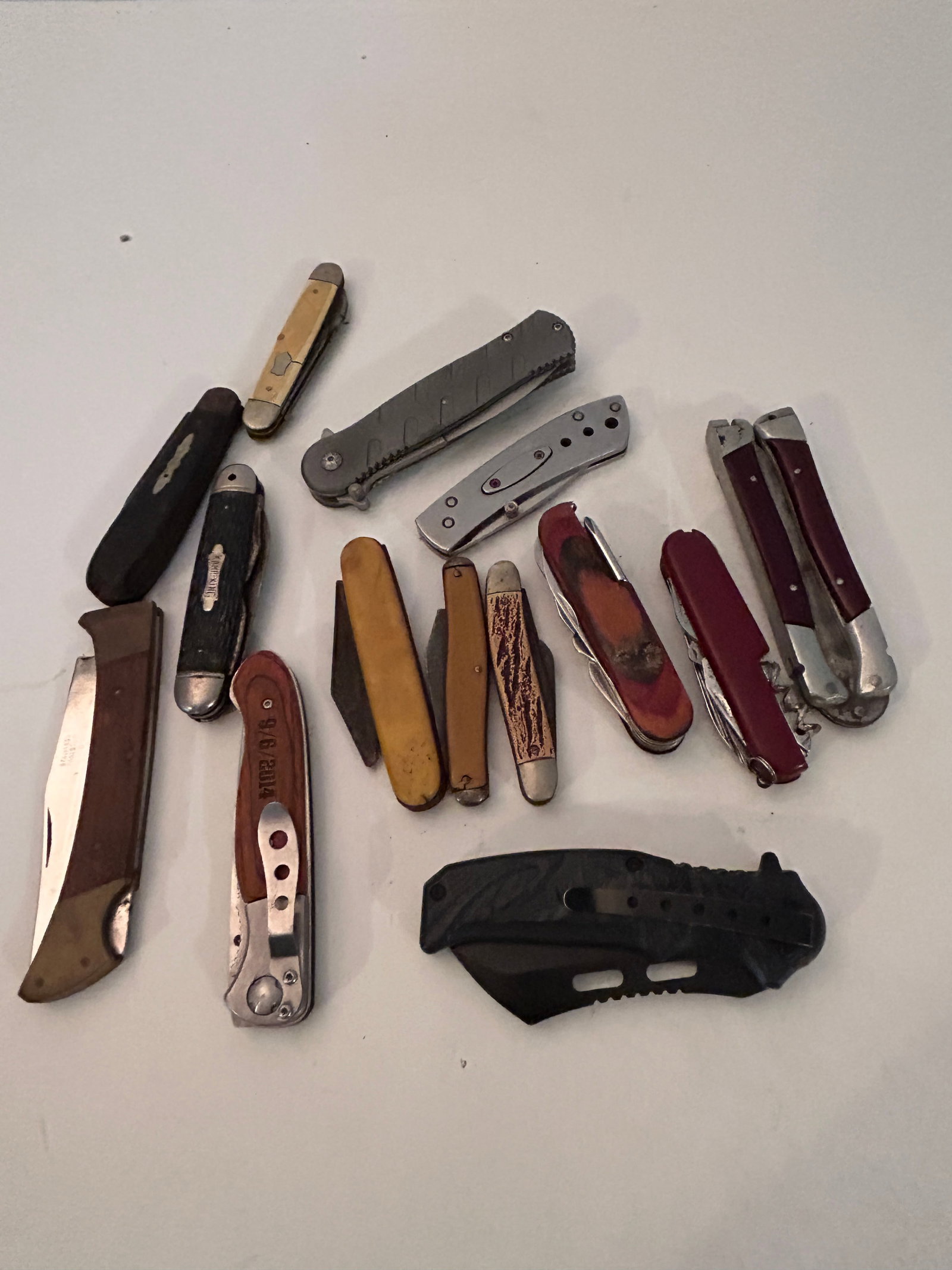 Vintage Lot of 14 Knifes: Vintage Lot of 14 Knifes Please view all photos as they are part of the description and condition of this Item, Feel free to contact me with questions or picture requests! Used Item AS IS