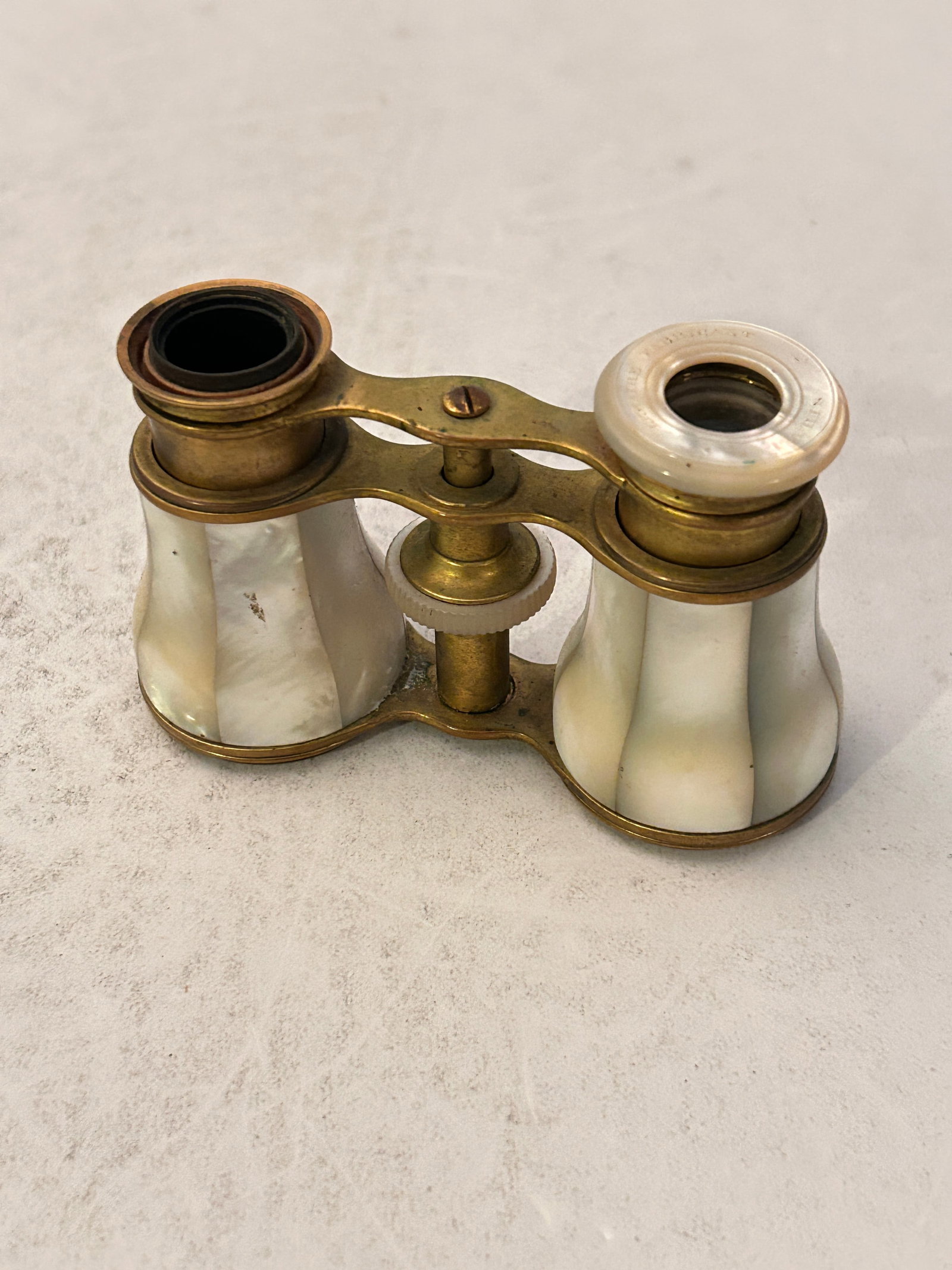 Antique French Opera Glasses, Lemaire Paris M.O.P. missing right eye: Antique French Opera Glasses, Lemaire Paris M.O.P. missing right eye Please view all photos as they are part of the description and condition of this Item, Feel free to contact me with questions or pi
