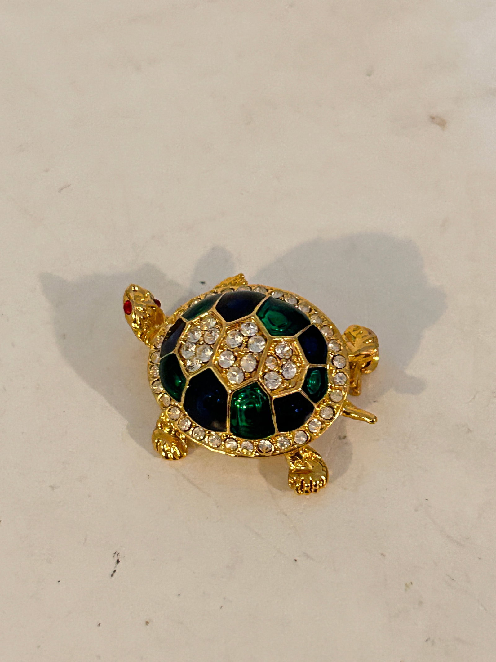 Vintage turtle brooch pin: Vintage turtle brooch pin Please view all photos as they are part of the description and condition of this Item, Feel free to contact me with questions or picture requests! Used Item AS IS