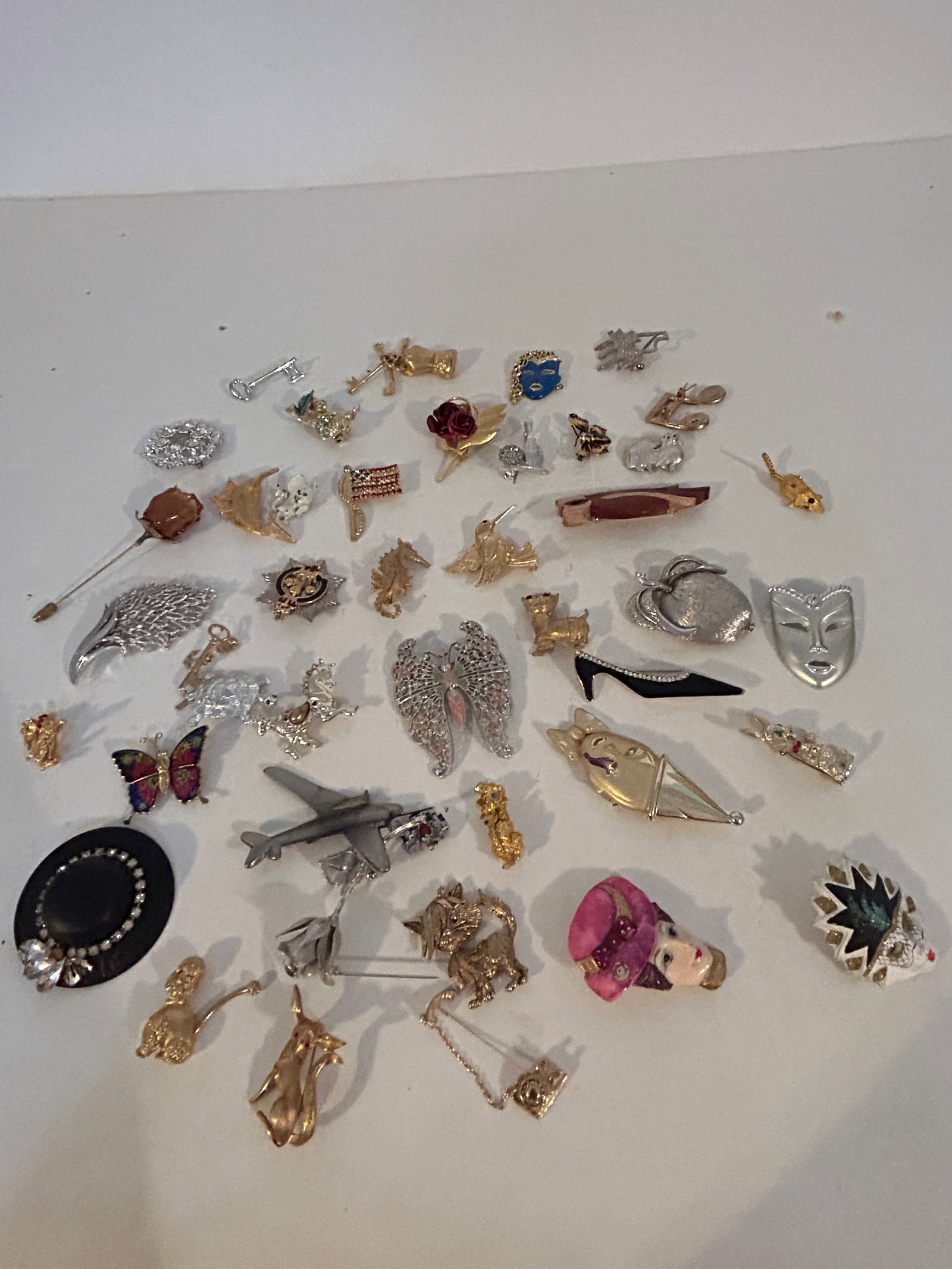 Vintage Lot Of 45 Brooches Pins: Vintage Lot Of 45 Brooches Pins Please view all photos as they are part of the description and condition of this Item, Feel free to contact me with questions or picture requests! Used Item AS IS
