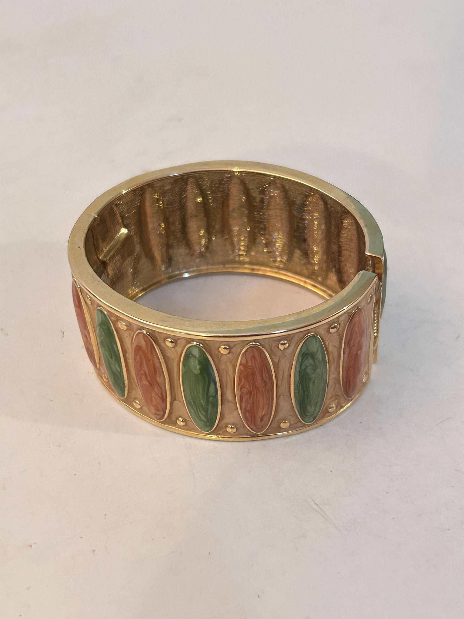 Vintage Pink & green enamel hinged Bracelet: Vintage Pink & green enamel hinged Bracelet Please view all photos as they are part of the description and condition of this Item, Feel free to contact me with questions or picture requests! Used Item