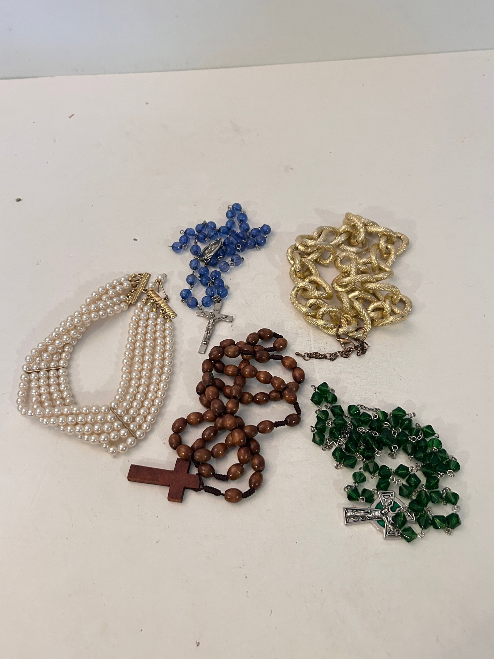 Vintage lot of 5 Necklaces: Vintage lot of 5 Necklaces Please view all photos as they are part of the description and condition of this Item, Feel free to contact me with questions or picture requests! Used Item AS IS