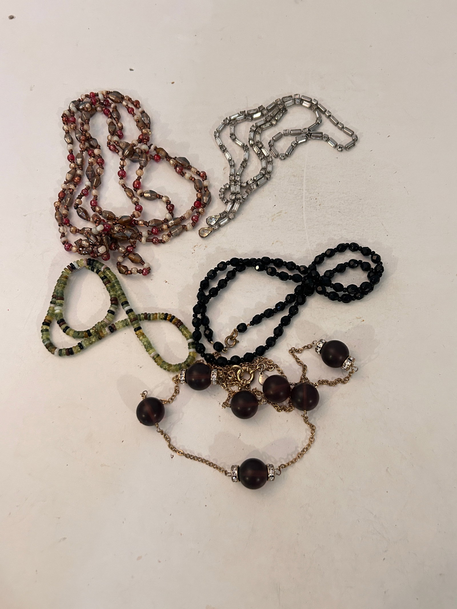 Vintage lot of 5 Necklaces: Vintage lot of 5 Necklaces Please view all photos as they are part of the description and condition of this Item, Feel free to contact me with questions or picture requests! Used Item AS IS