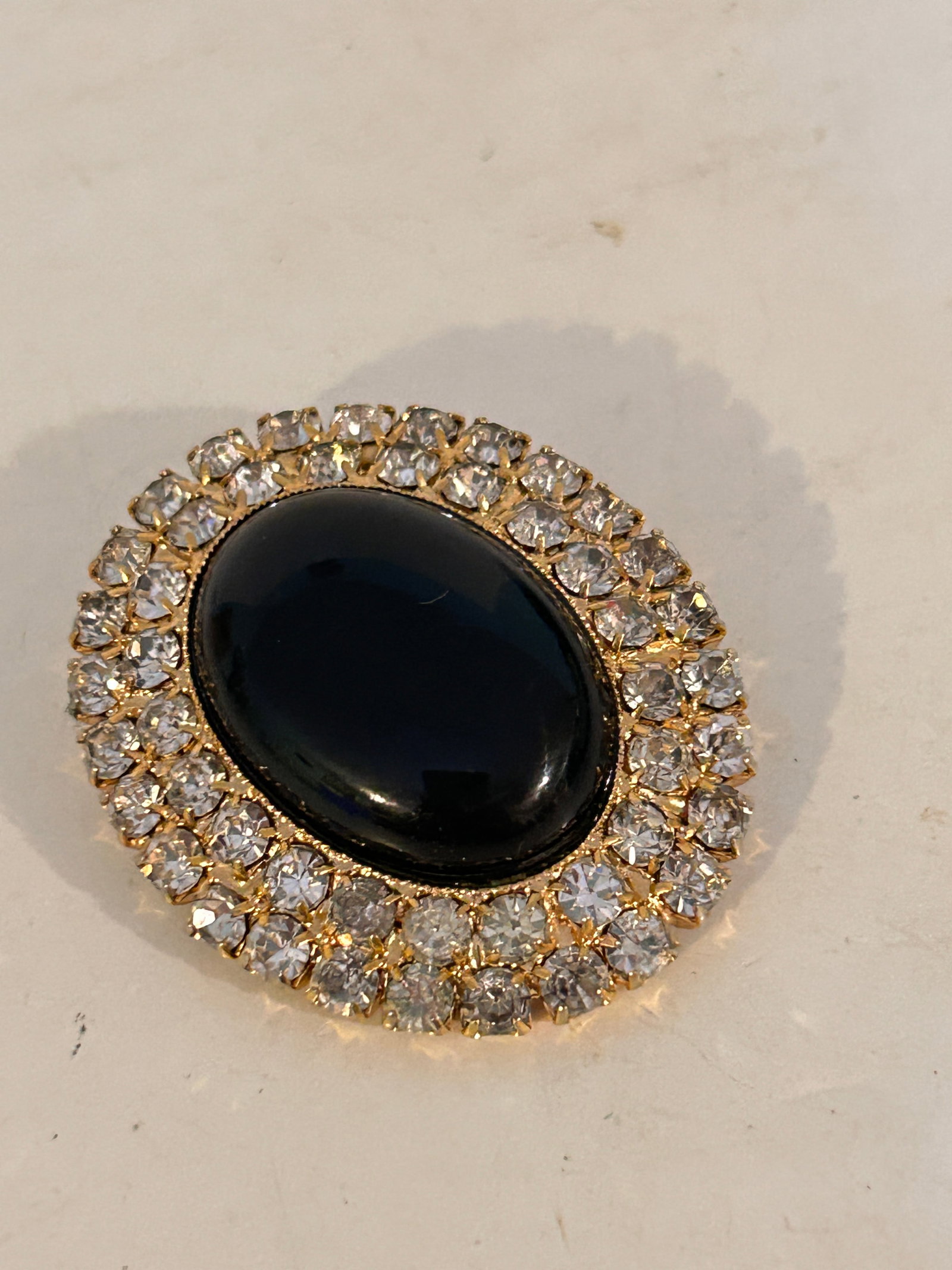 Vintage Brooch: Vintage Brooch Please view all photos as they are part of the description and condition of this Item, Feel free to contact me with questions or picture requests! Used Item AS IS