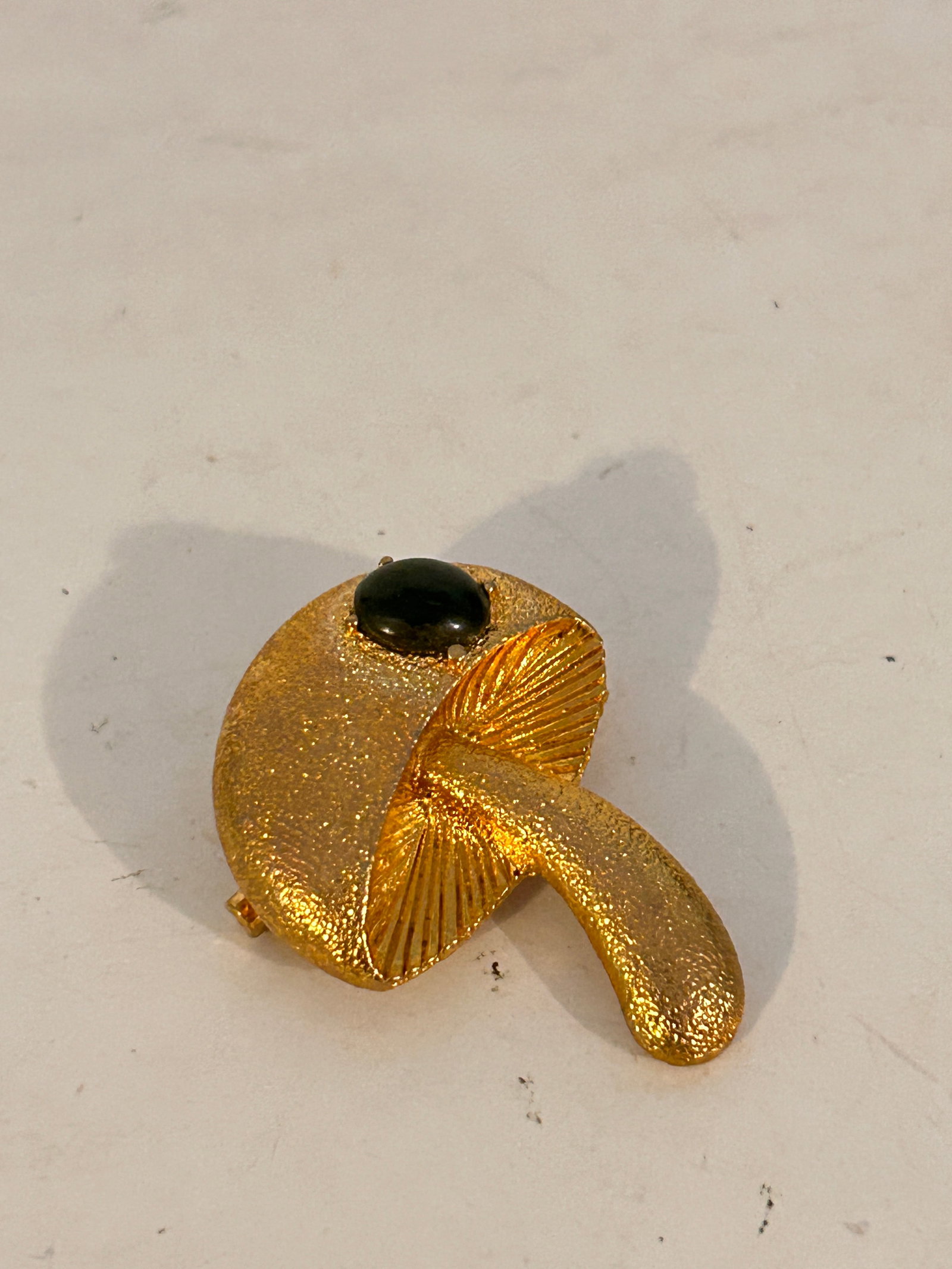 Vintage Brooch: Vintage Brooch Please view all photos as they are part of the description and condition of this Item, Feel free to contact me with questions or picture requests! Used Item AS IS