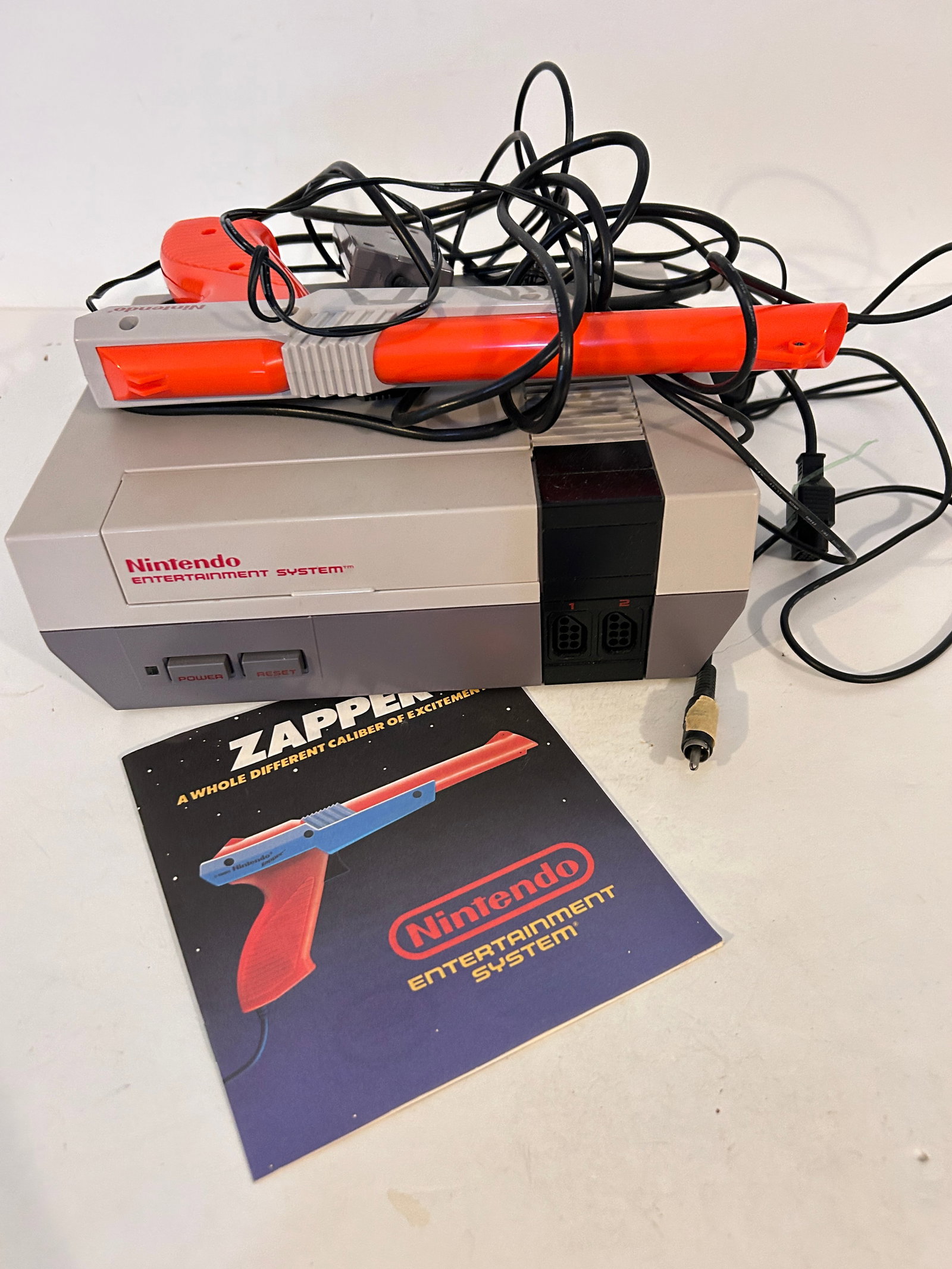 Vintage Nintendo Set with gun working (1 of 3)