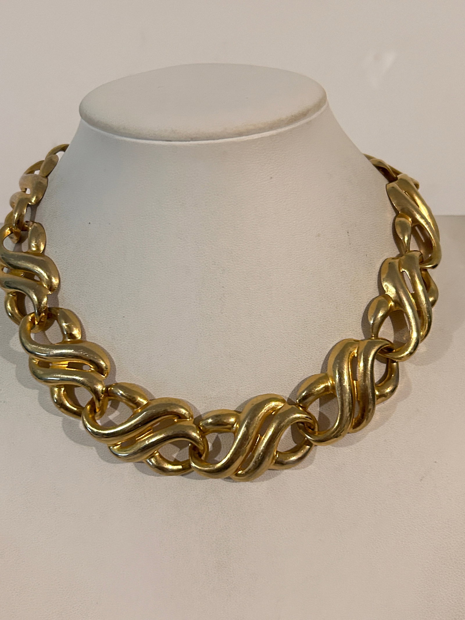 Vintage gold tone link Necklace 14": Vintage gold tone link Necklace 14" Please view all photos as they are part of the description and condition of this Item, Feel free to contact me with questions or picture requests! Used Item AS IS