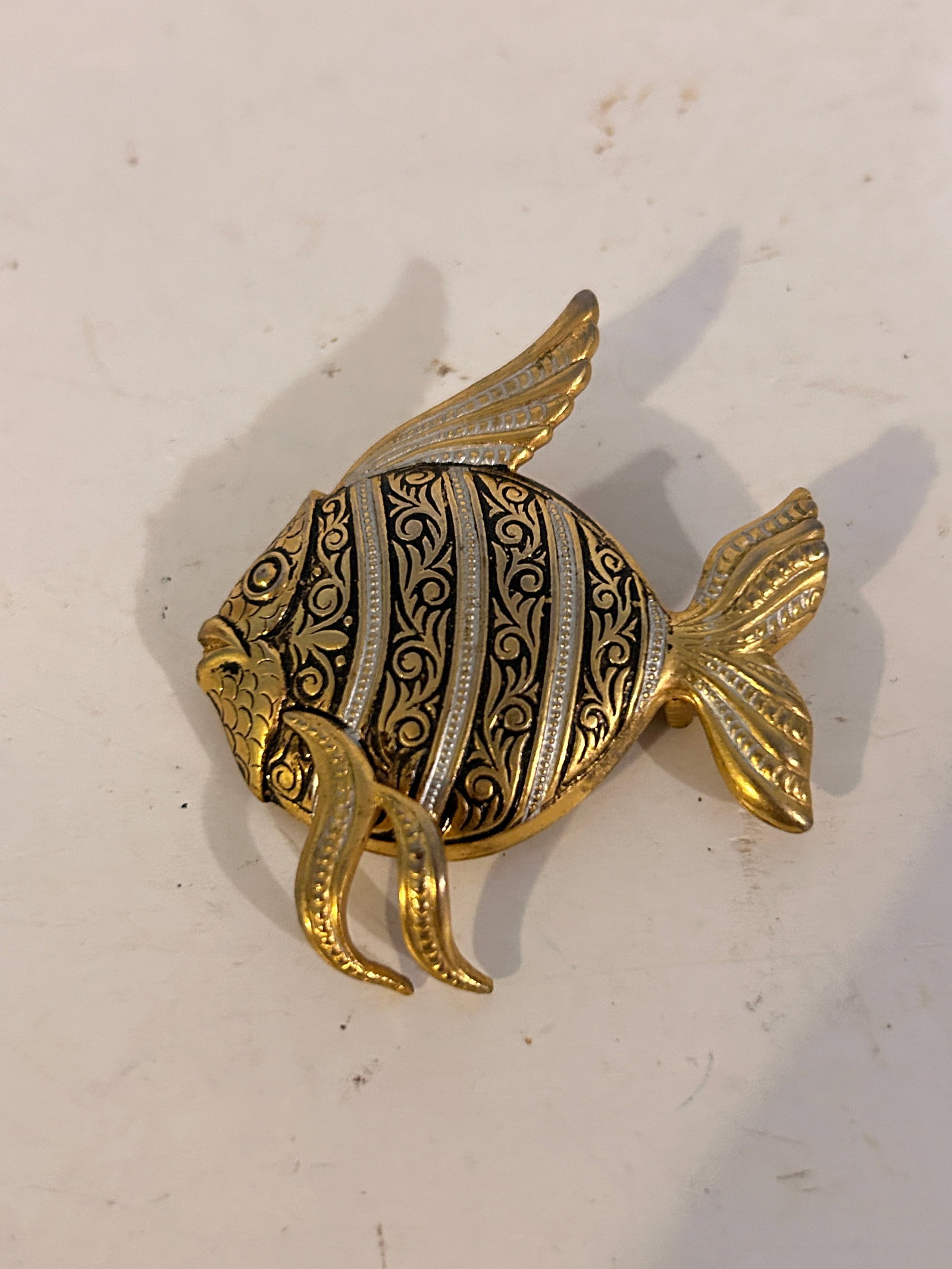 Vintage Brooch: Vintage Brooch Please view all photos as they are part of the description and condition of this Item, Feel free to contact me with questions or picture requests! Used Item AS IS