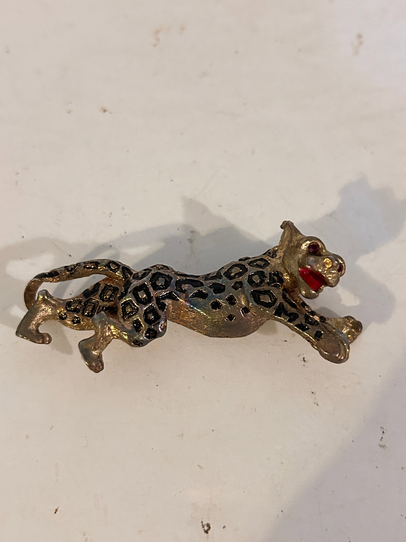 Vintage Brooch: Vintage Brooch Please view all photos as they are part of the description and condition of this Item, Feel free to contact me with questions or picture requests! Used Item AS IS