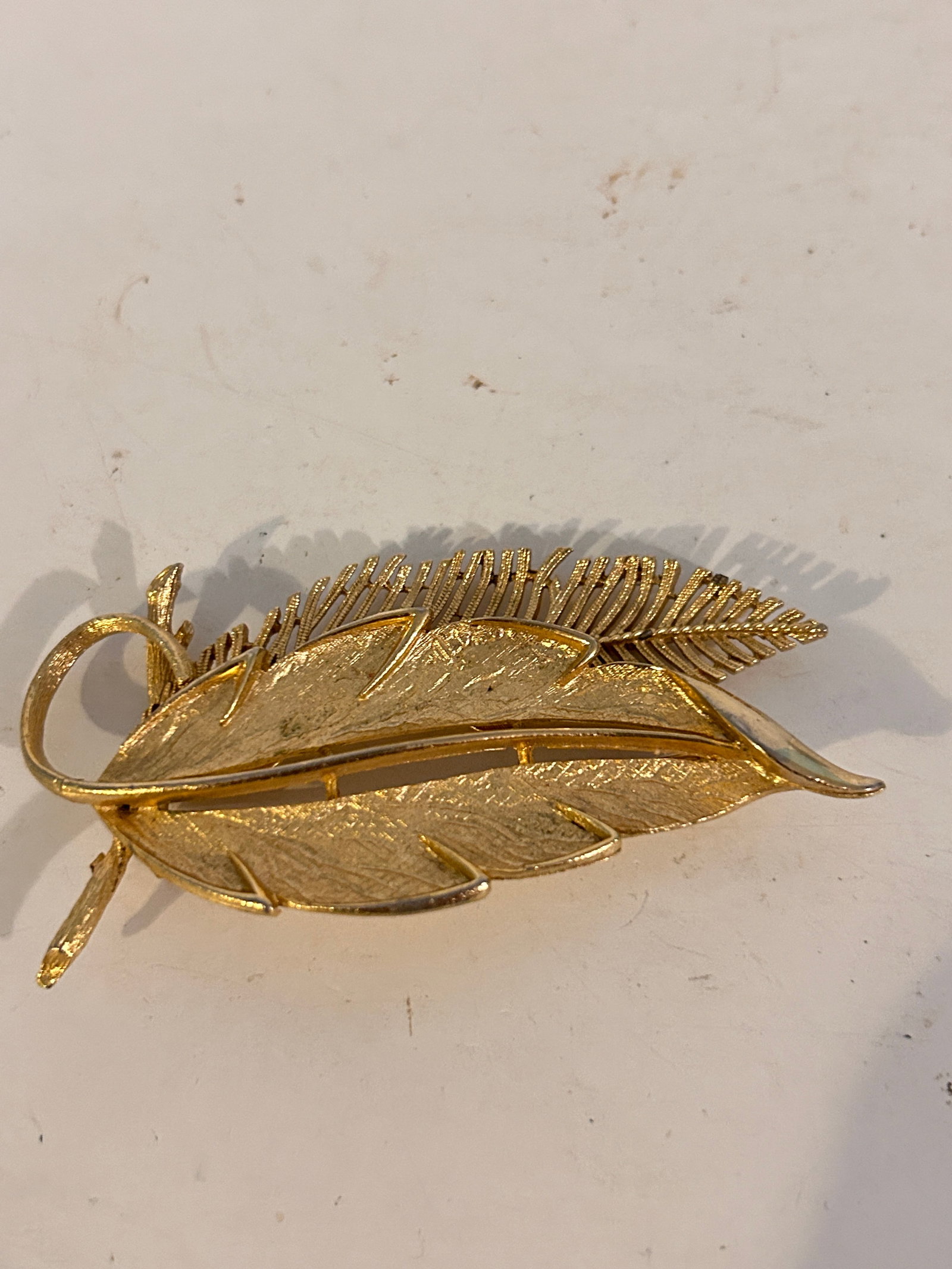 Vintage Brooch: Vintage Brooch Please view all photos as they are part of the description and condition of this Item, Feel free to contact me with questions or picture requests! Used Item AS IS