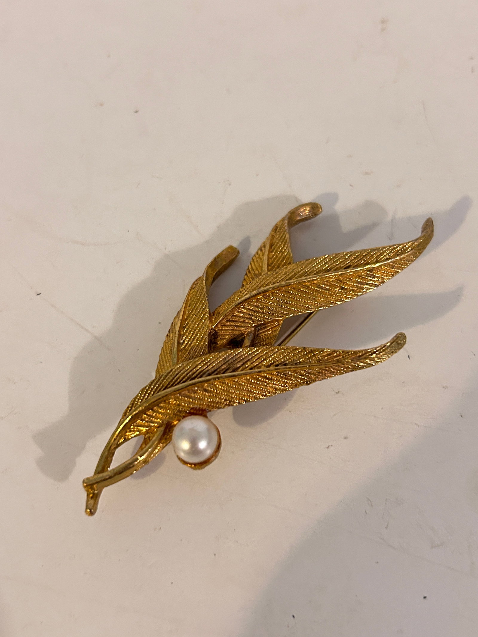 Vintage Brooch: Vintage Brooch Please view all photos as they are part of the description and condition of this Item, Feel free to contact me with questions or picture requests! Used Item AS IS