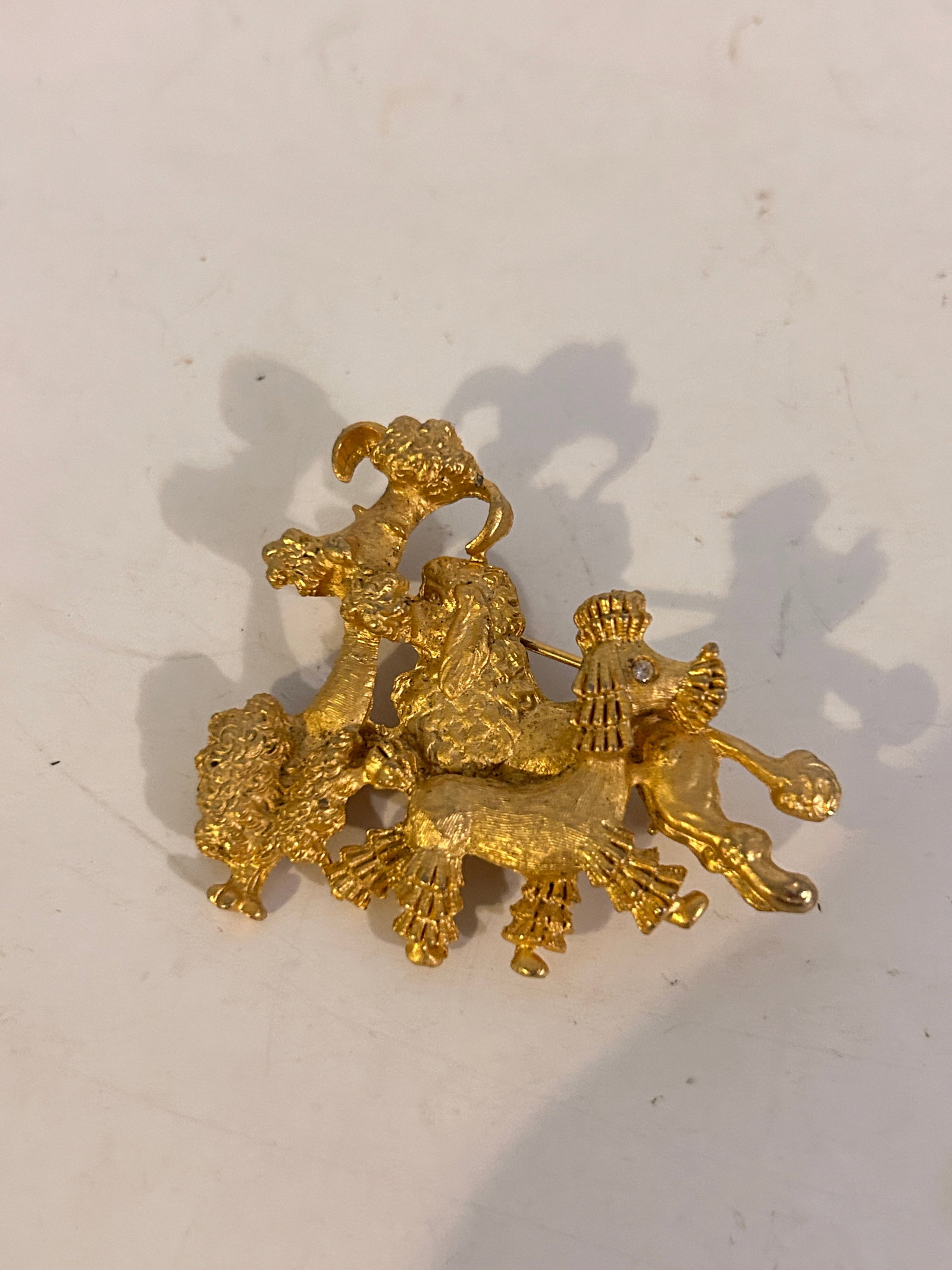 Vintage Brooch: Vintage Brooch Please view all photos as they are part of the description and condition of this Item, Feel free to contact me with questions or picture requests! Used Item AS IS
