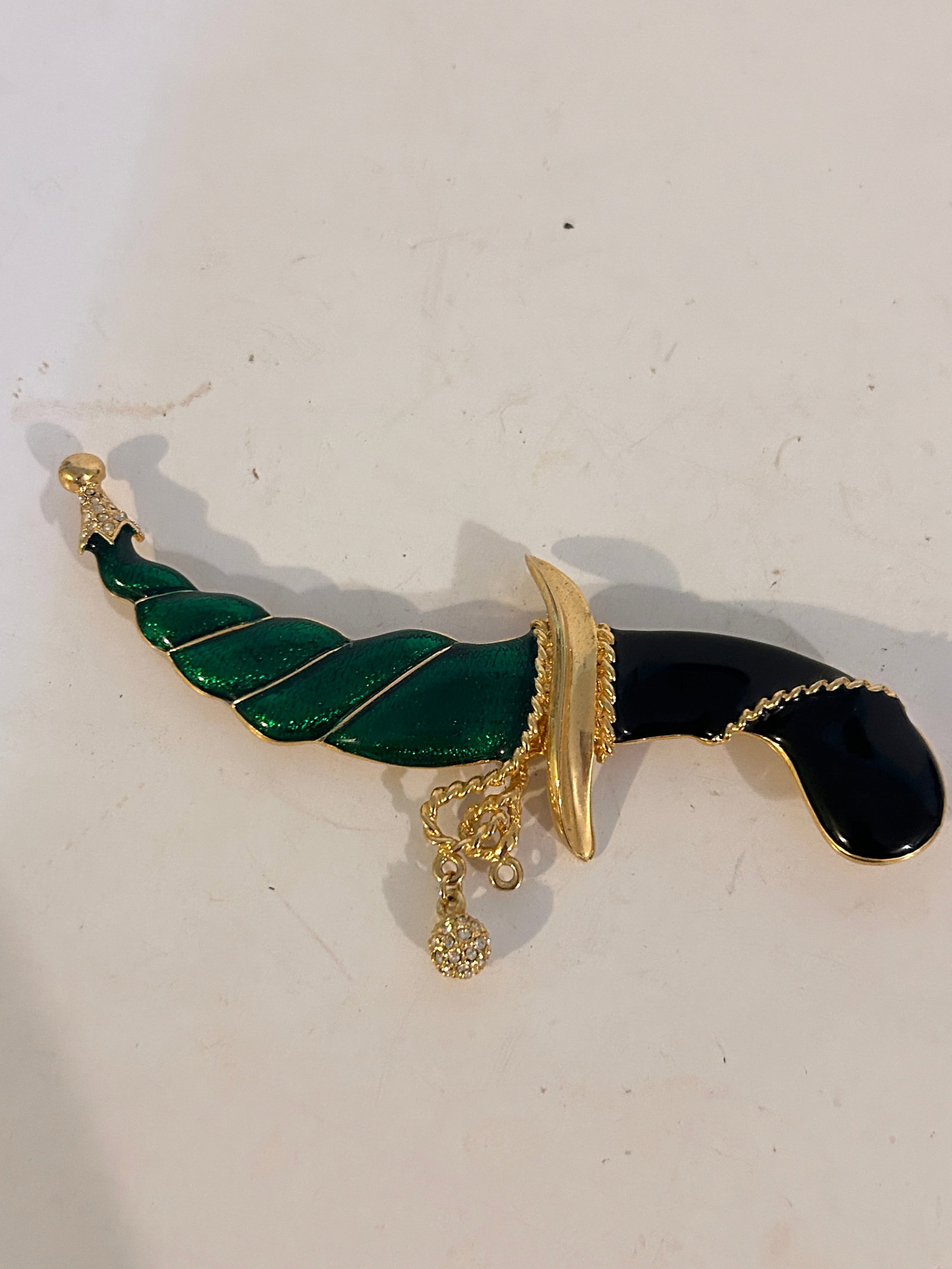 Vintage Brooch: Vintage Brooch Please view all photos as they are part of the description and condition of this Item, Feel free to contact me with questions or picture requests! Used Item AS IS