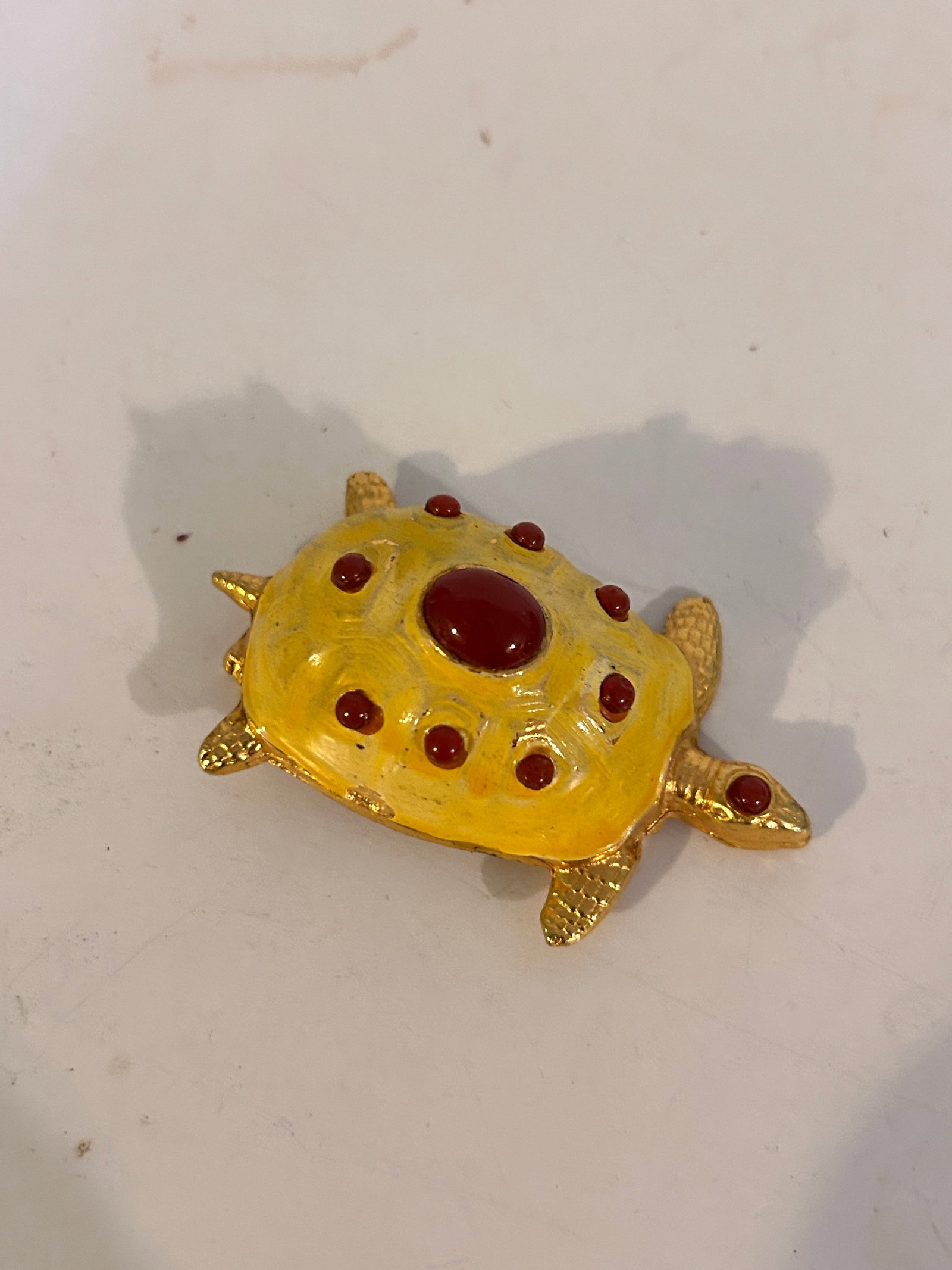 Vintage Brooch: Vintage Brooch Please view all photos as they are part of the description and condition of this Item, Feel free to contact me with questions or picture requests! Used Item AS IS