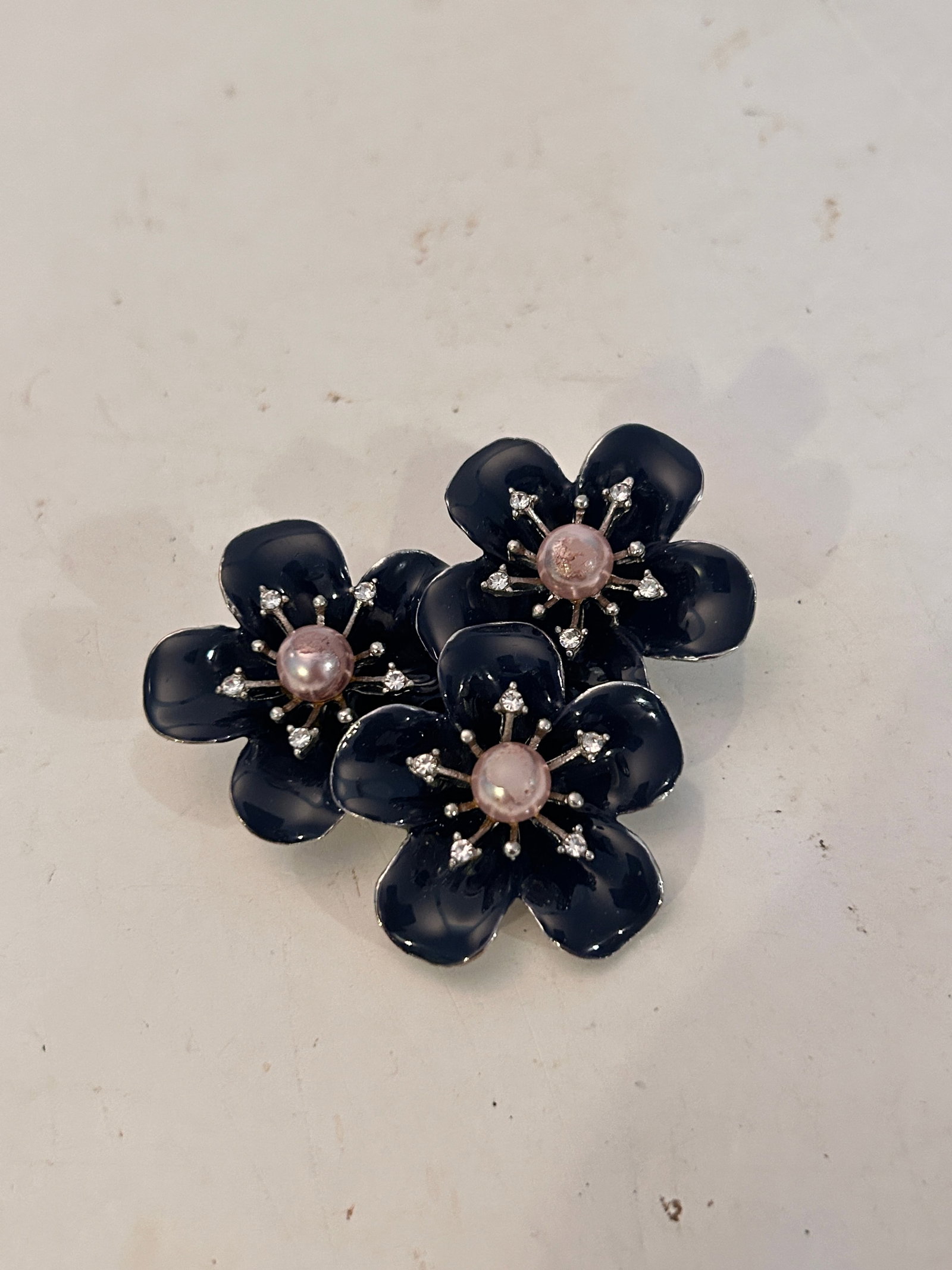 Vintage Brooch: Vintage Brooch Please view all photos as they are part of the description and condition of this Item, Feel free to contact me with questions or picture requests! Used Item AS IS