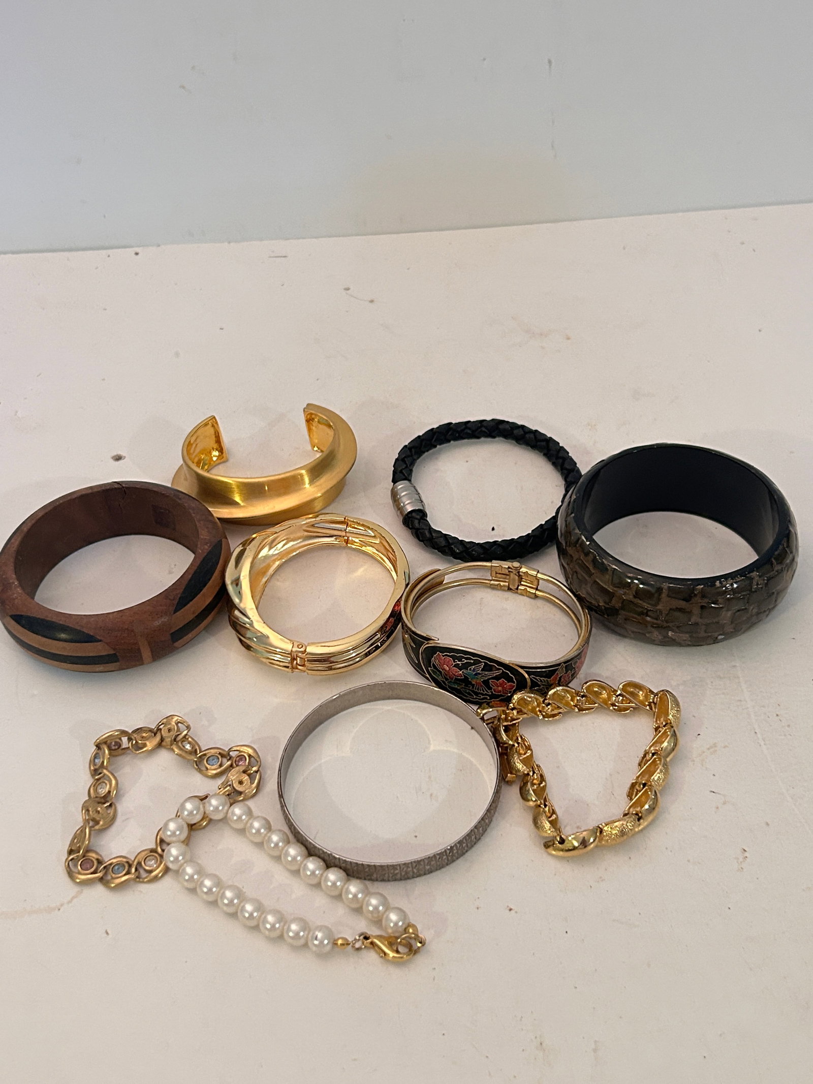 Vintage Lot Of 10 Bracelets: Vintage Lot Of 10 Bracelets Please view all photos as they are part of the description and condition of this Item, Feel free to contact me with questions or picture requests! Used Item AS IS