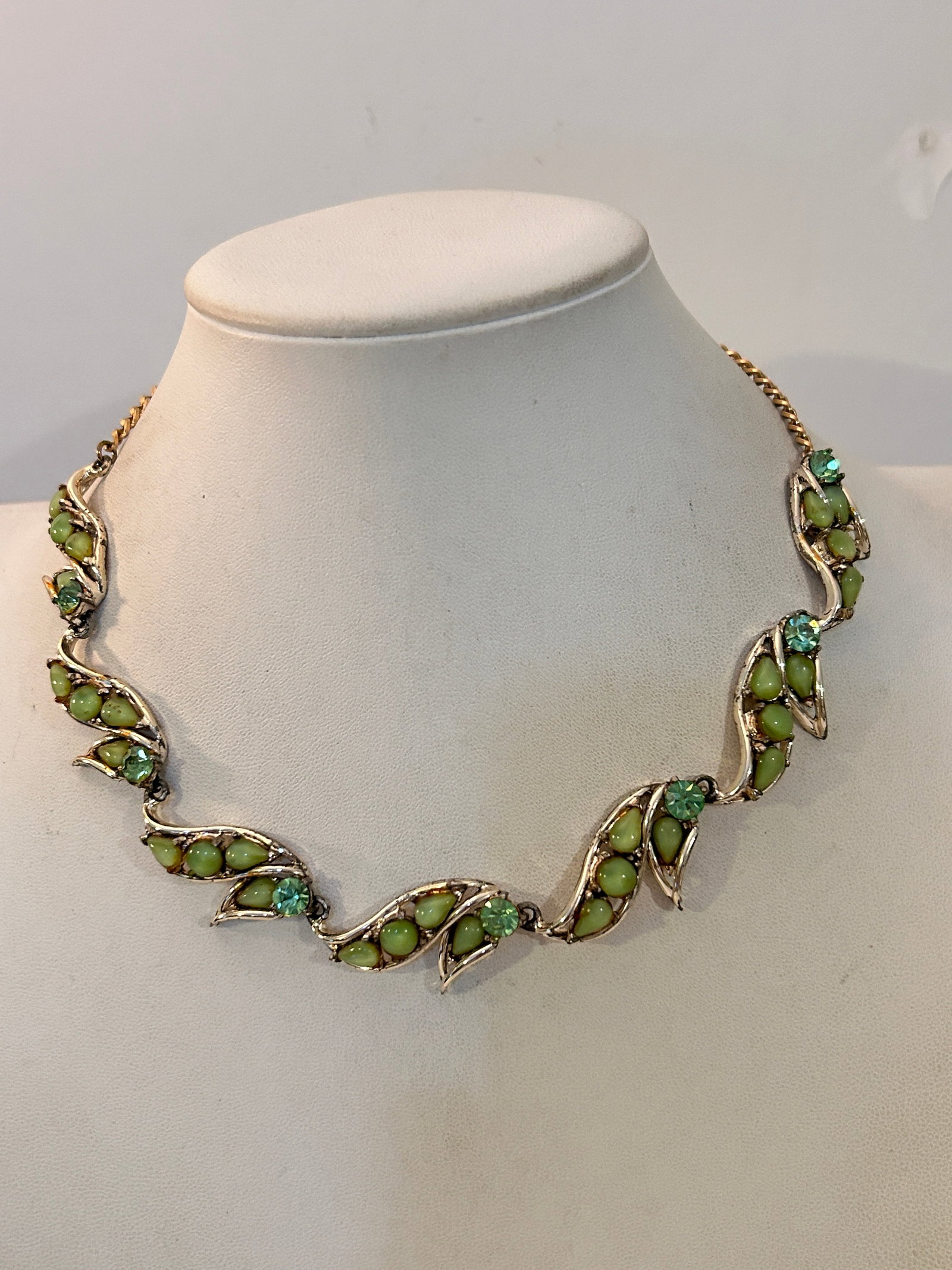 Vintage Unsigned Green Crystal Necklace sz 14" (1 of 5)