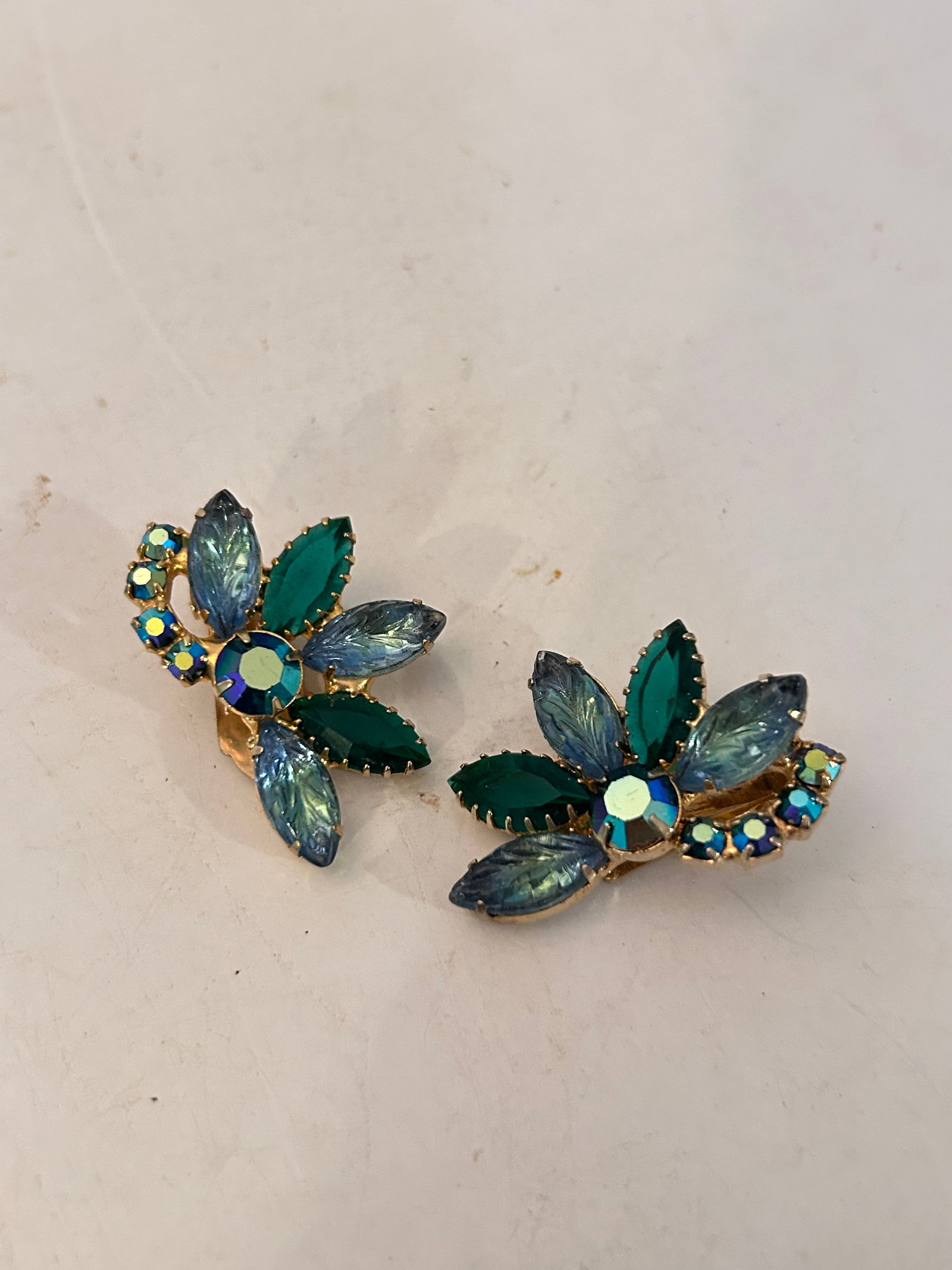 Vintage Rhinestone Earrings: Vintage Rhinestone Earrings Please view all photos as they are part of the description and condition of this Item, Feel free to contact me with questions or picture requests! Used Item AS IS