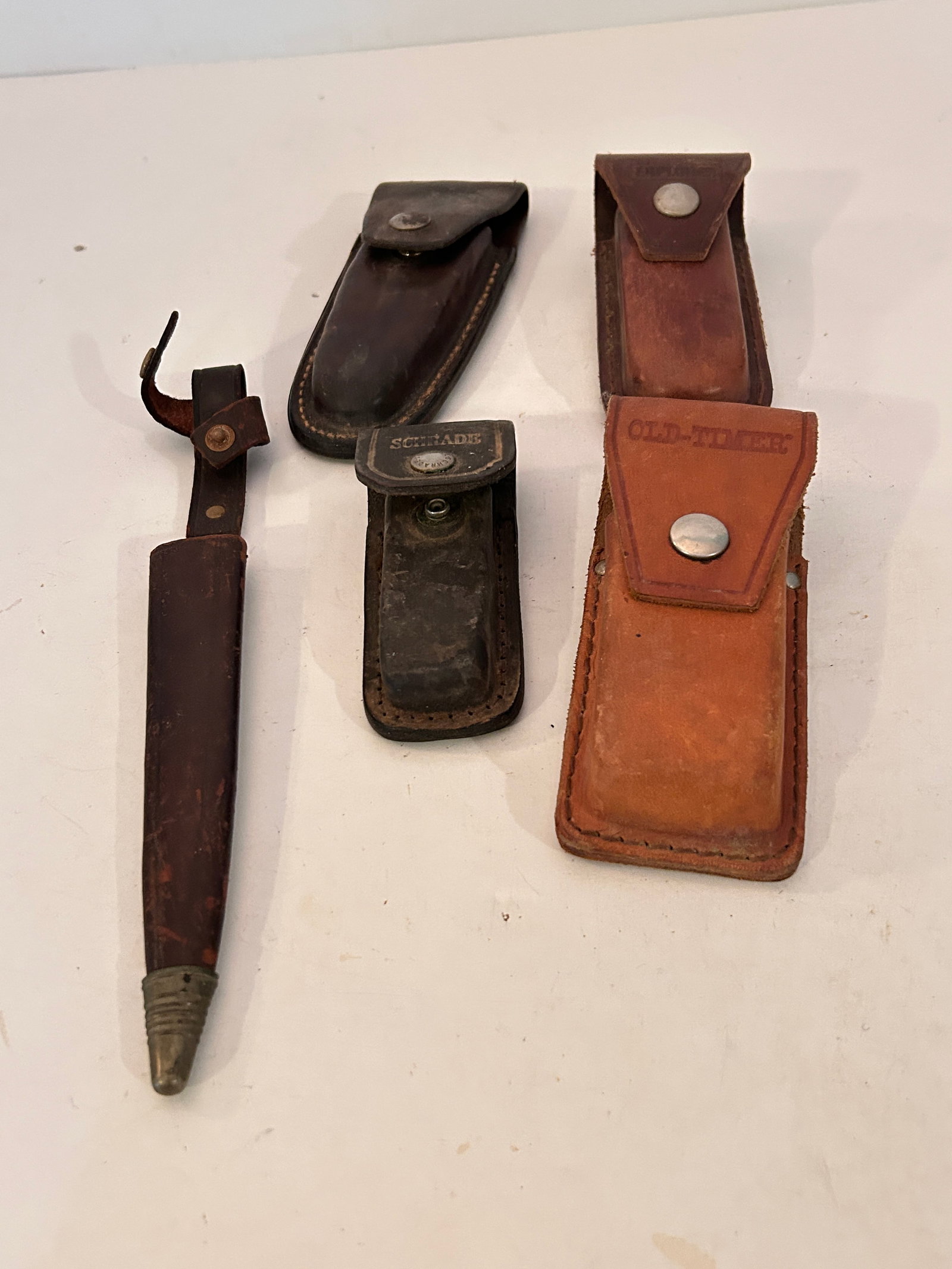 Vintage Lot of 4 Knife Sheaths: Vintage Lot of 4 Knife Sheaths Please view all photos as they are part of the description and condition of this Item, Feel free to contact me with questions or picture requests! Used Item AS IS