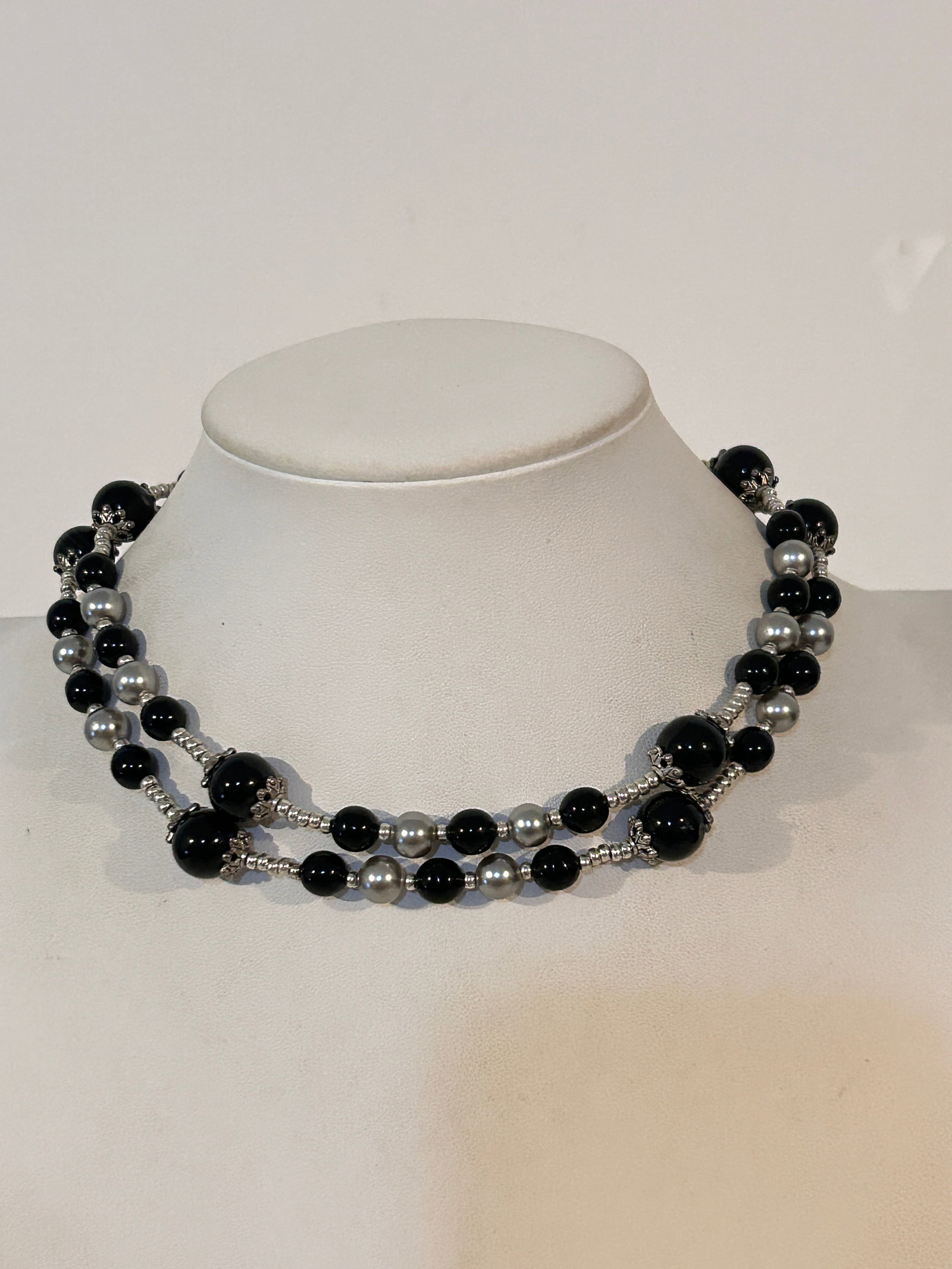 Vintage black glass bead heavy silvertone Necklace sz 30" (1 of 4)