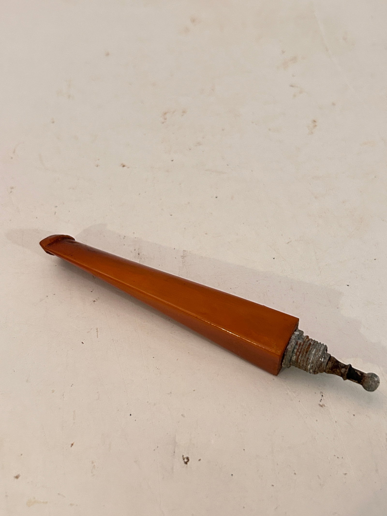 Vintage Butterscotch Bakalite Pipe Handle: Vintage Butterscotch Bakalite Pipe Handle Please view all photos as they are part of the description and condition of this Item, Feel free to contact me with questions or picture requests! Used Item A