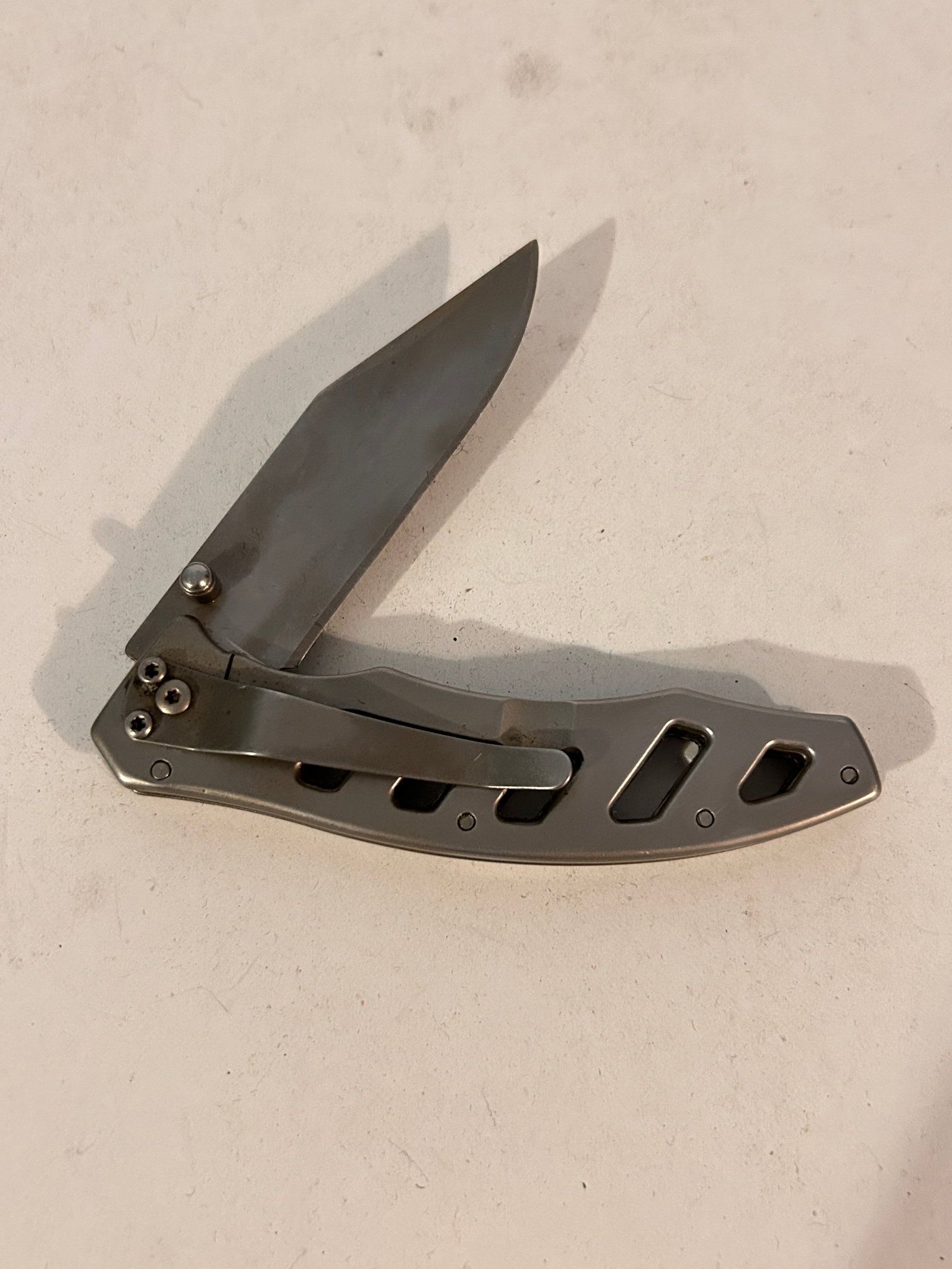 GK22 Pocket Fold Out Knife Silver Unbranded with Clip: GK22 Pocket Fold Out Knife Silver Unbranded with Clip Please view all photos as they are part of the description and condition of this Item, Feel free to contact me with questions or picture requests!
