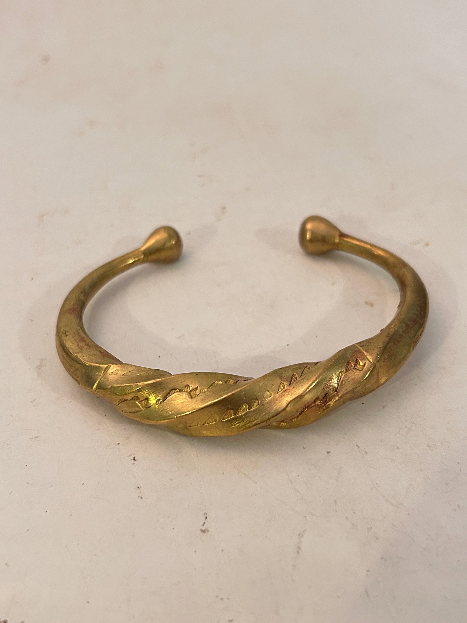 Vintage Heavy Brass metal Healing Bracelet 9": Vintage Heavy Brass metal Healing Bracelet 9" Please view all photos as they are part of the description and condition of this Item, Feel free to contact me with questions or picture requests! Used It