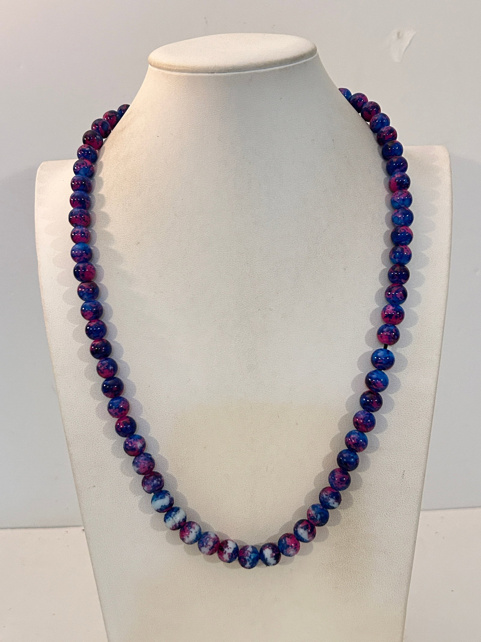 Vintage Crackle patern bead Necklace 25": Vintage Crackle patern bead Necklace 25" Please view all photos as they are part of the description and condition of this Item, Feel free to contact me with questions or picture requests! Used Item AS